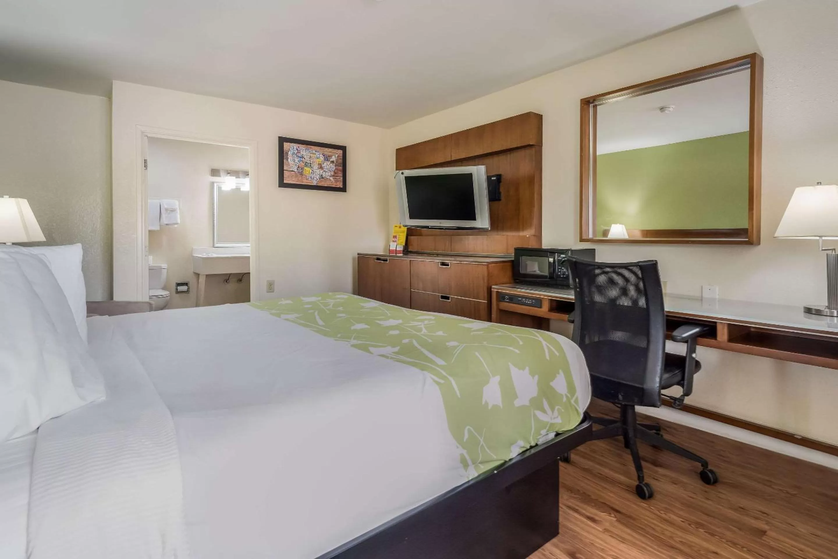 Photo of the whole room, Bed in Econo Lodge Atlanta Airport East