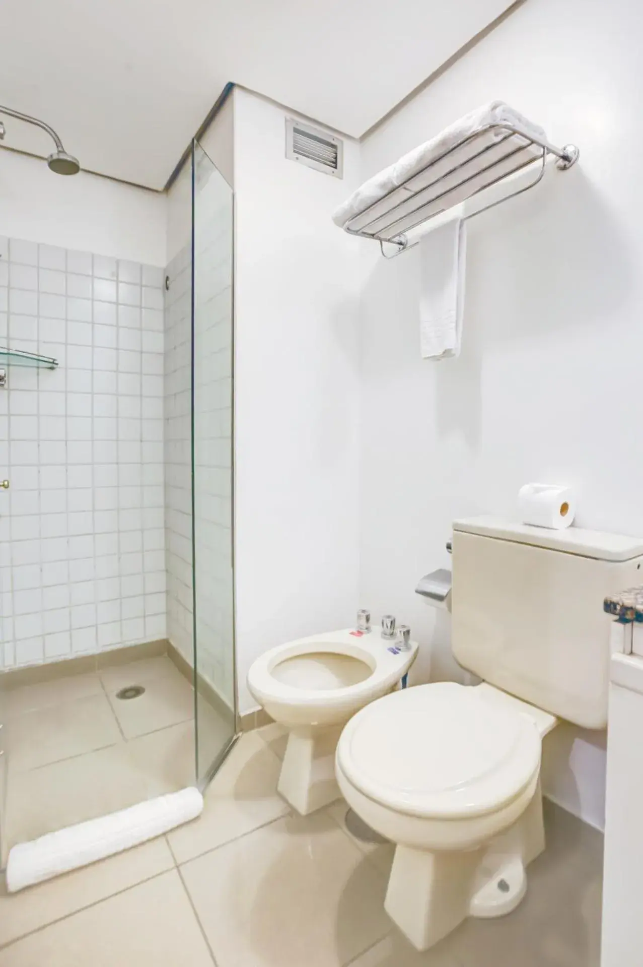 Bedroom, Bathroom in Roomo Itaim Bibi by Transamerica