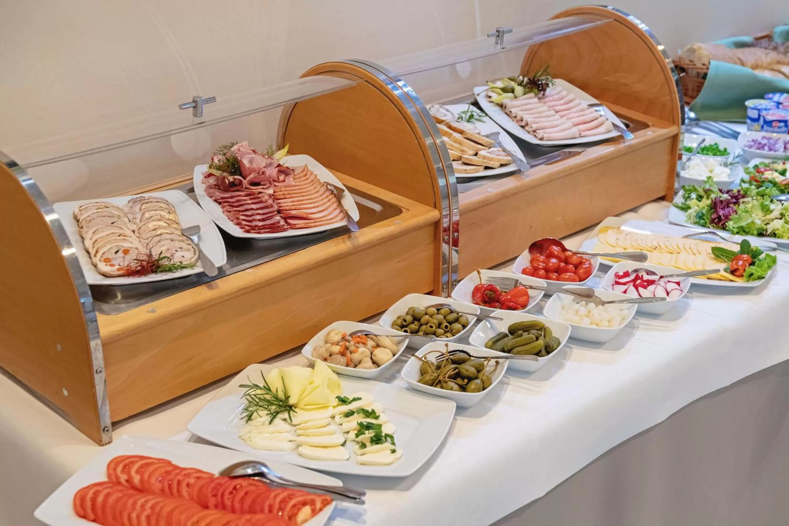 Buffet breakfast in Hotel Gromada Łomża