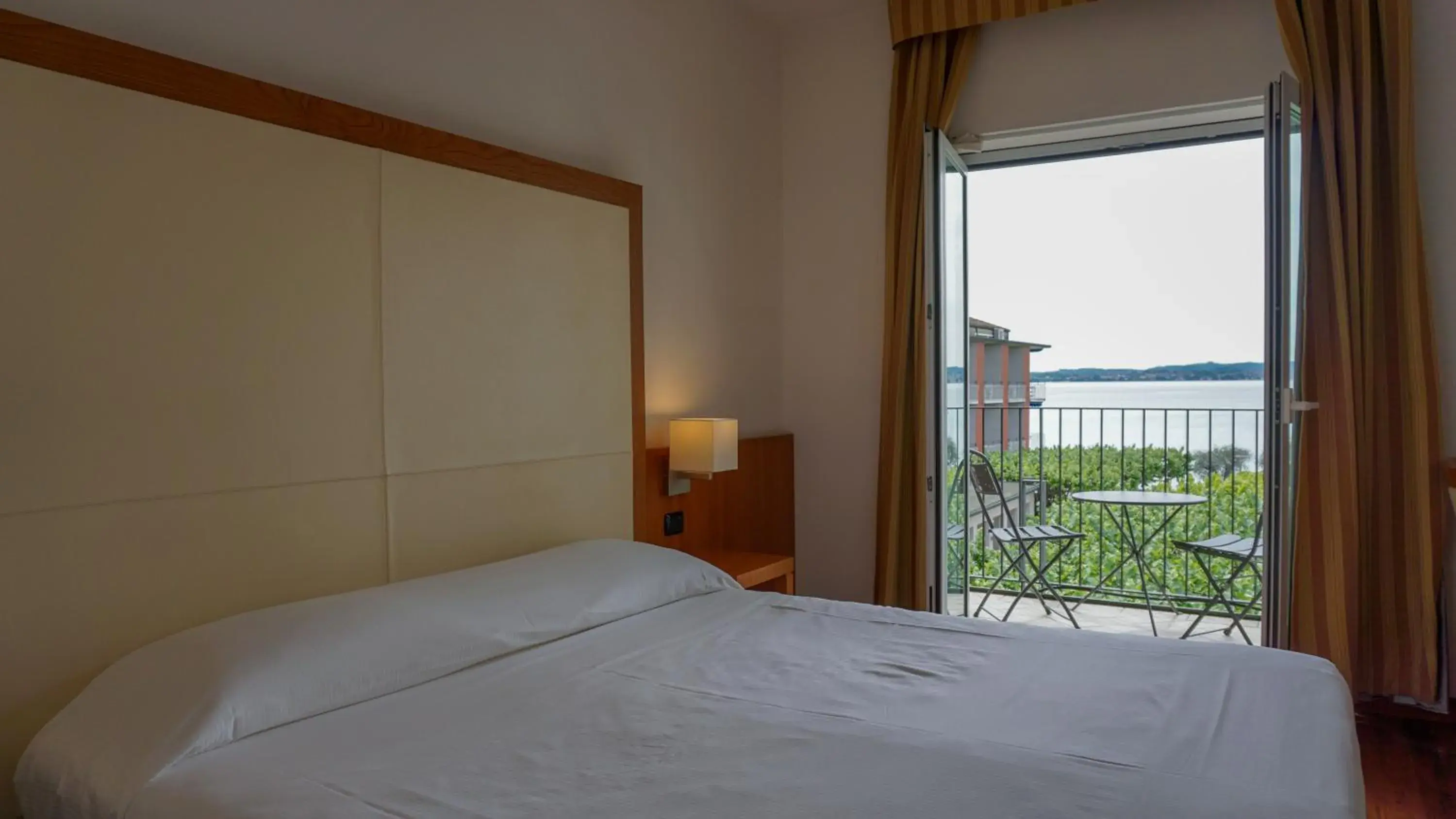 View (from property/room), Bed in Hotel Mavino