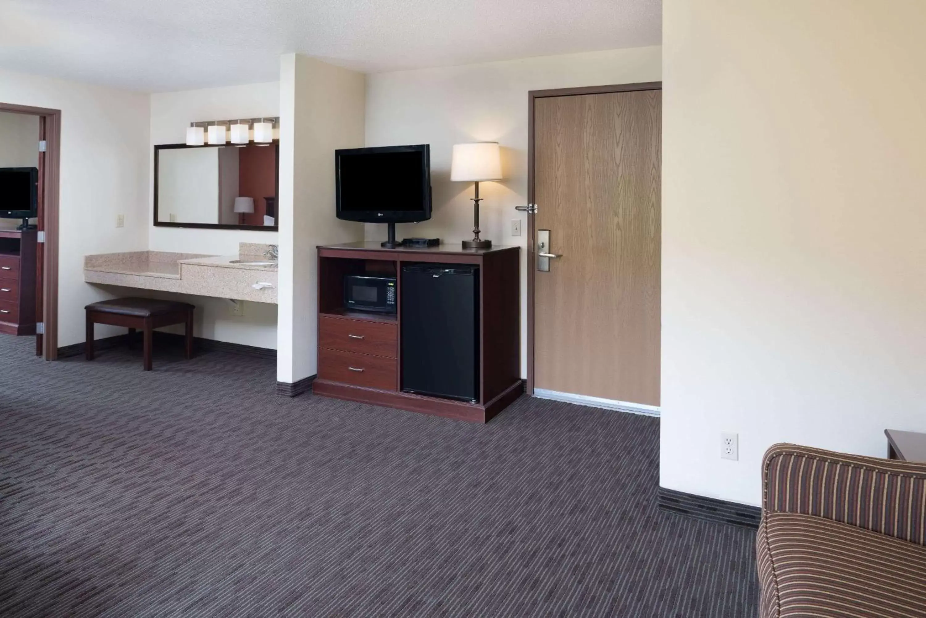 Photo of the whole room, TV/Entertainment Center in AmericInn by Wyndham Valley City Conference Center