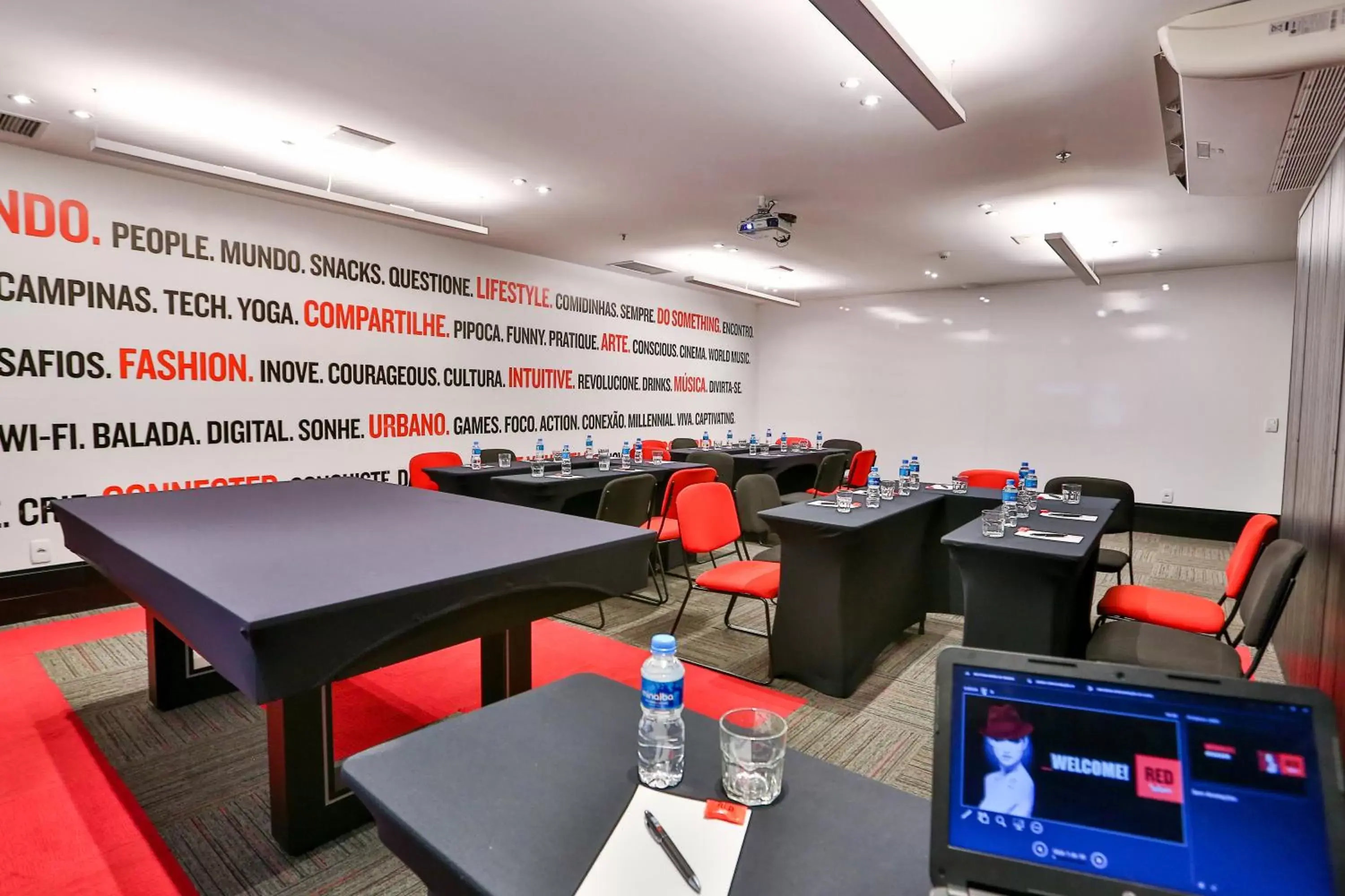 Meeting/conference room, Restaurant/Places to Eat in Radisson RED Campinas