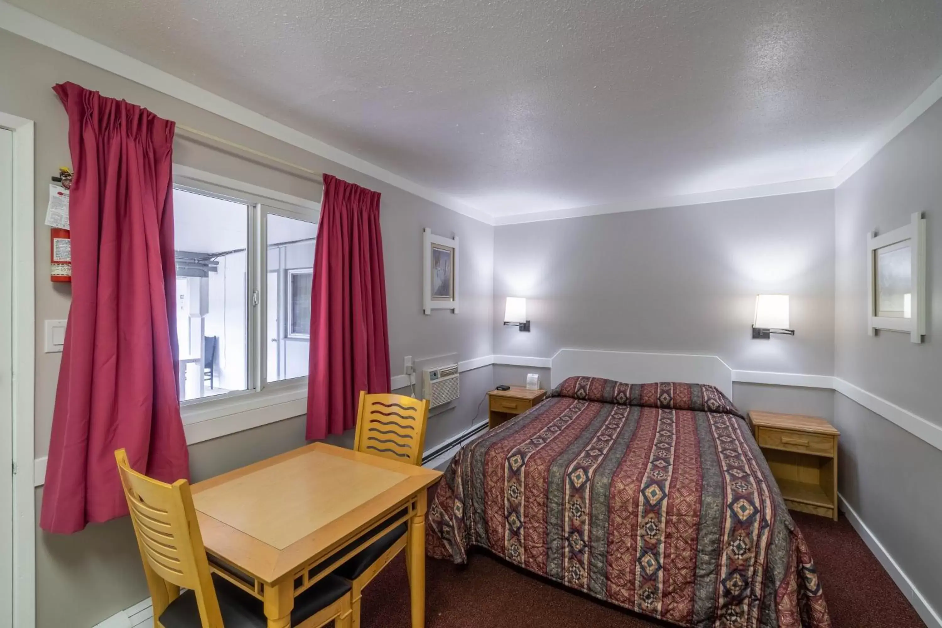 Photo of the whole room, Bed in Canada's Best Value Desert Inn & Suites Photo of the whole room, Bed in Canada's Best Value Desert Inn & Suites