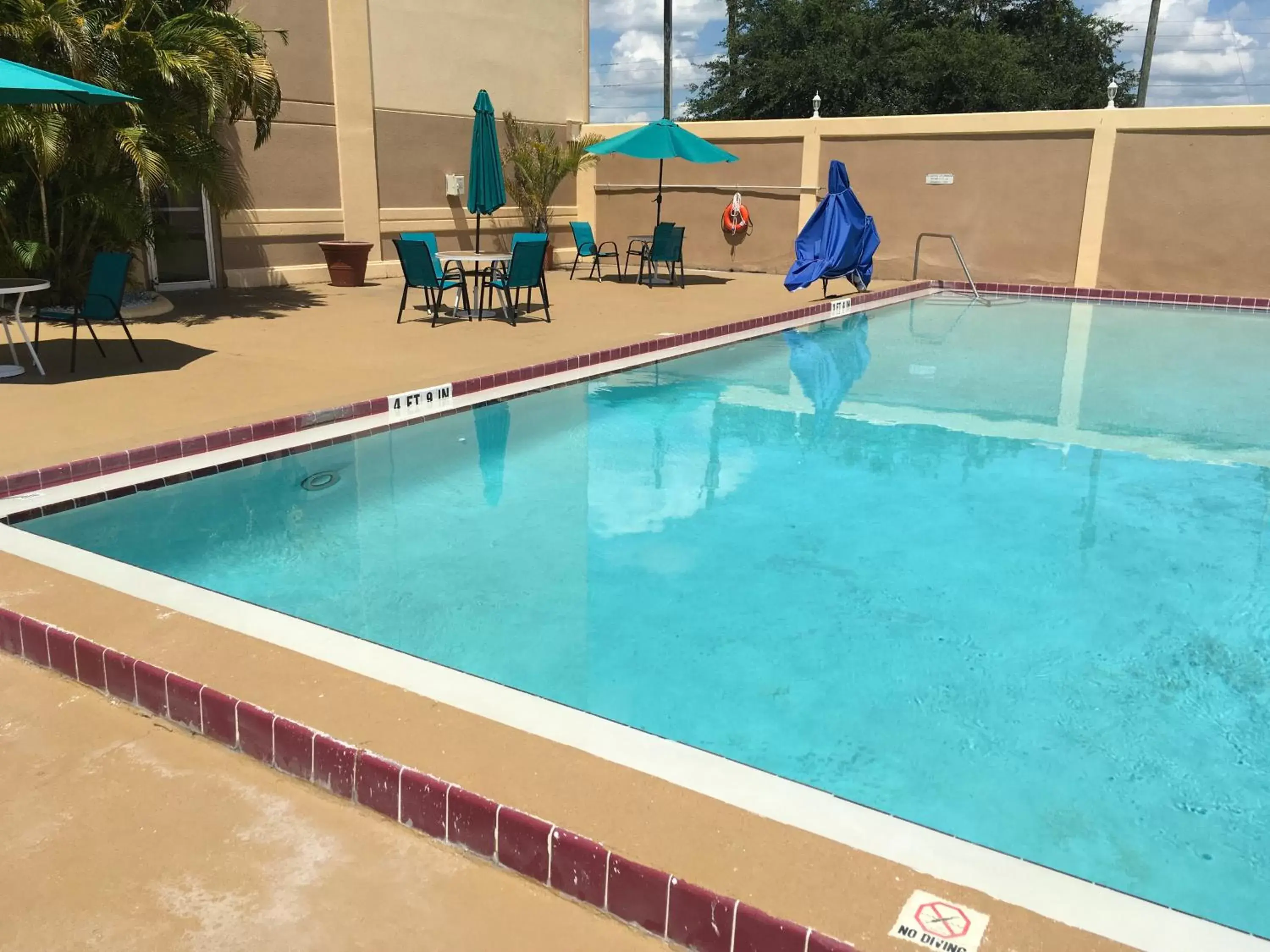 Swimming Pool in Quality Inn & Suites Orlando / Winter Park