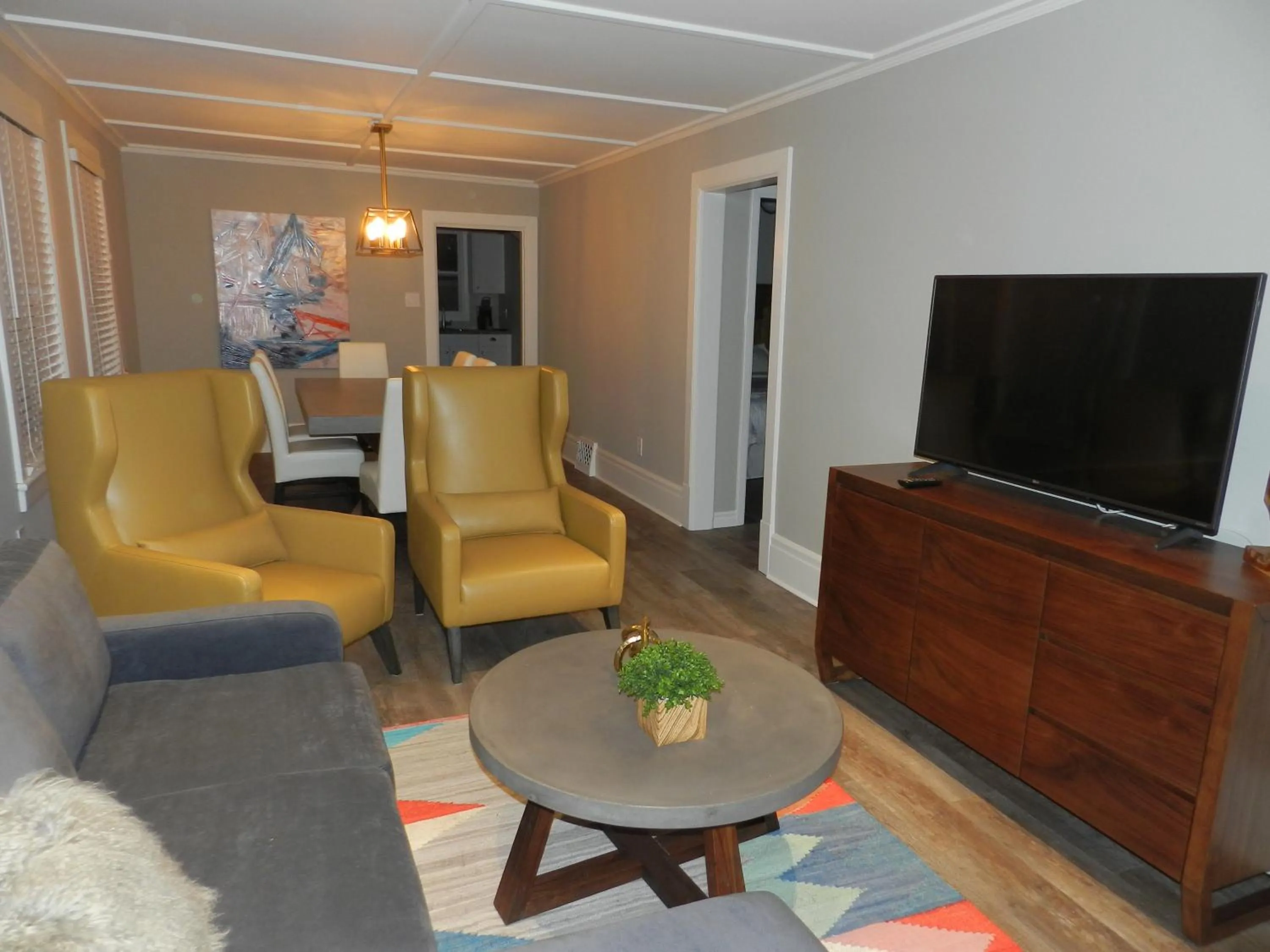 Living room in Kings Inn Near the Falls