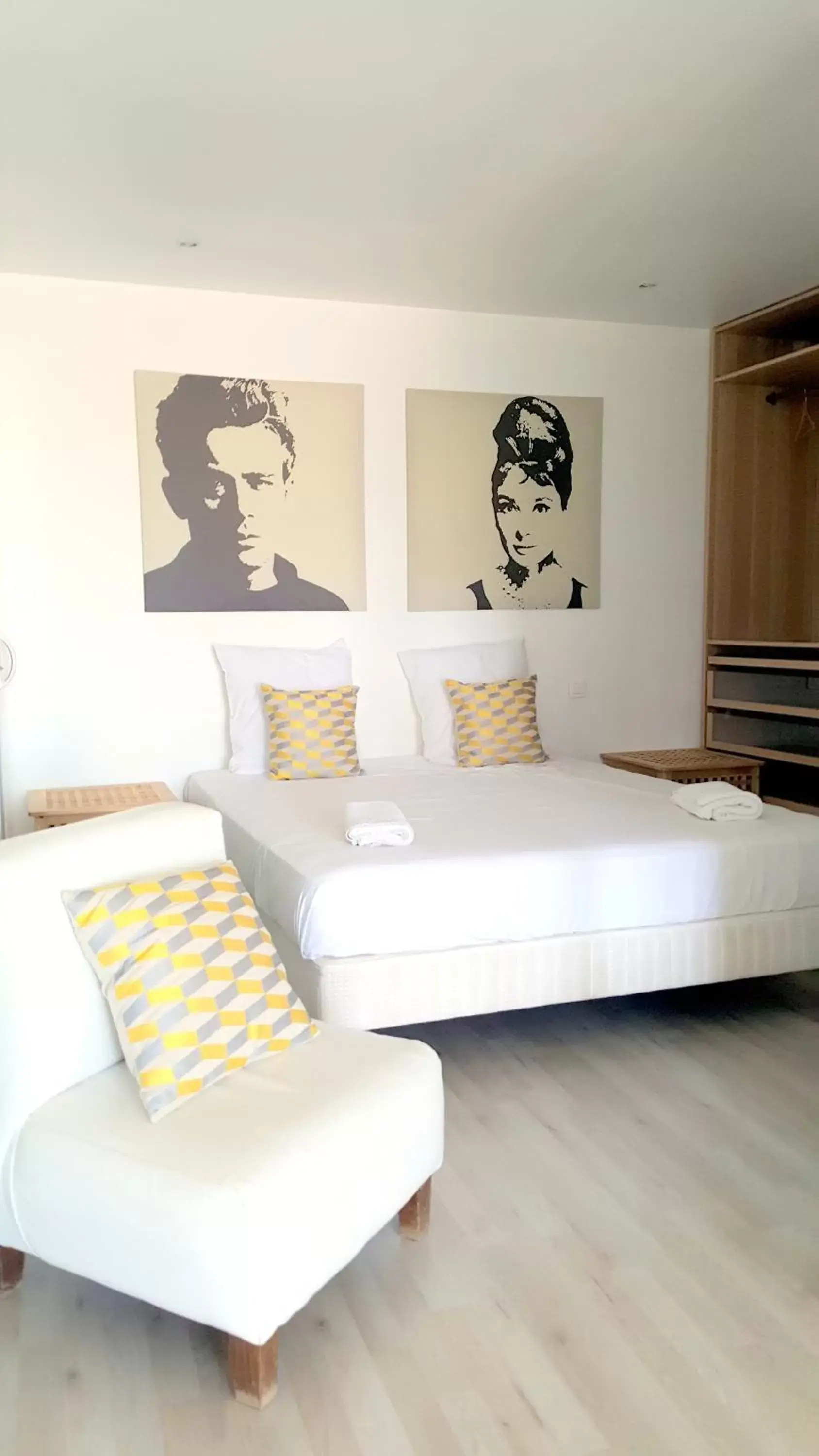 Bedroom, Bed in Hotel Sable Et Soleil - Port, Plage et spa