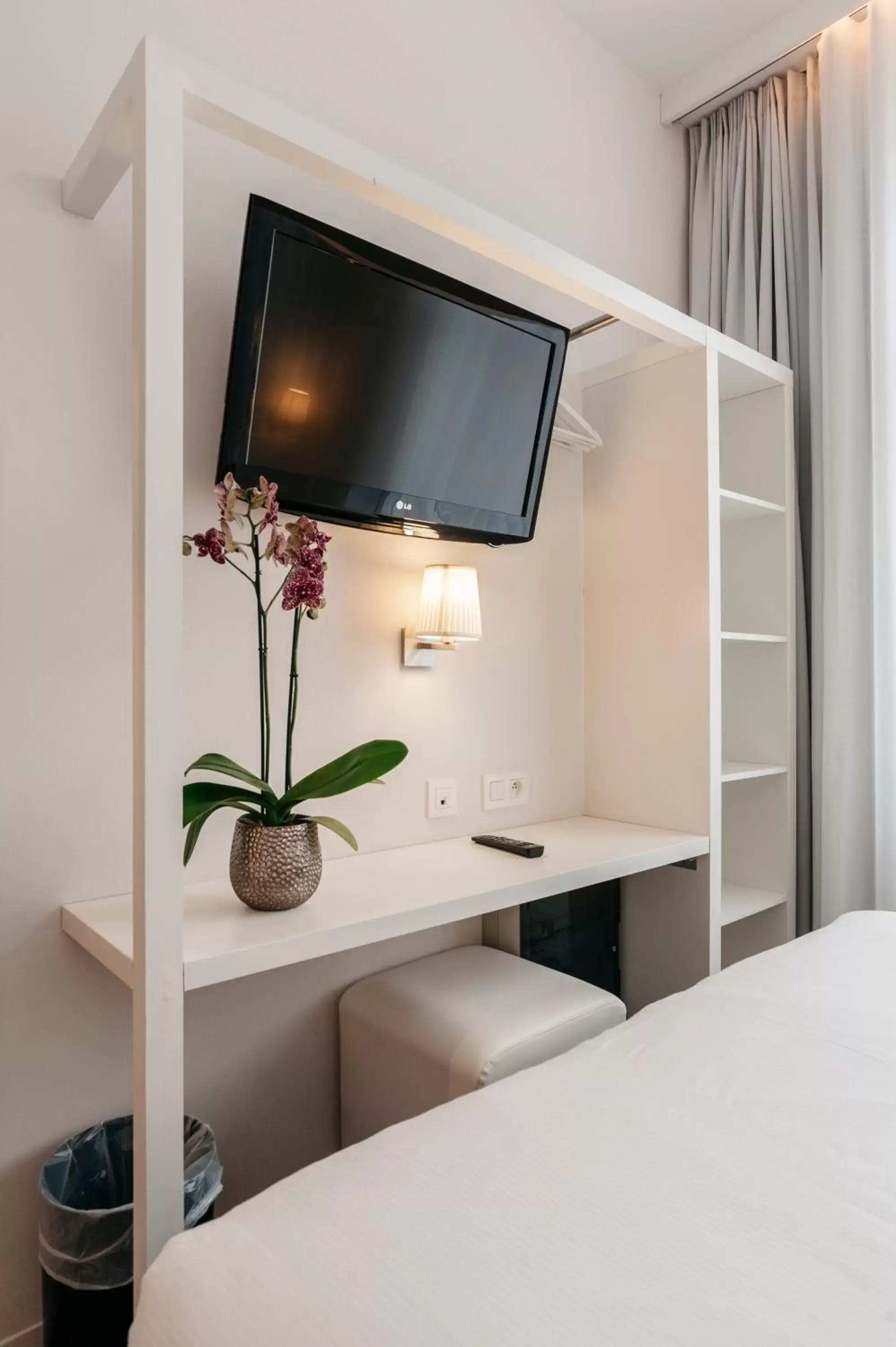 TV and multimedia, TV/Entertainment Center in Leopold Hotel Ostend