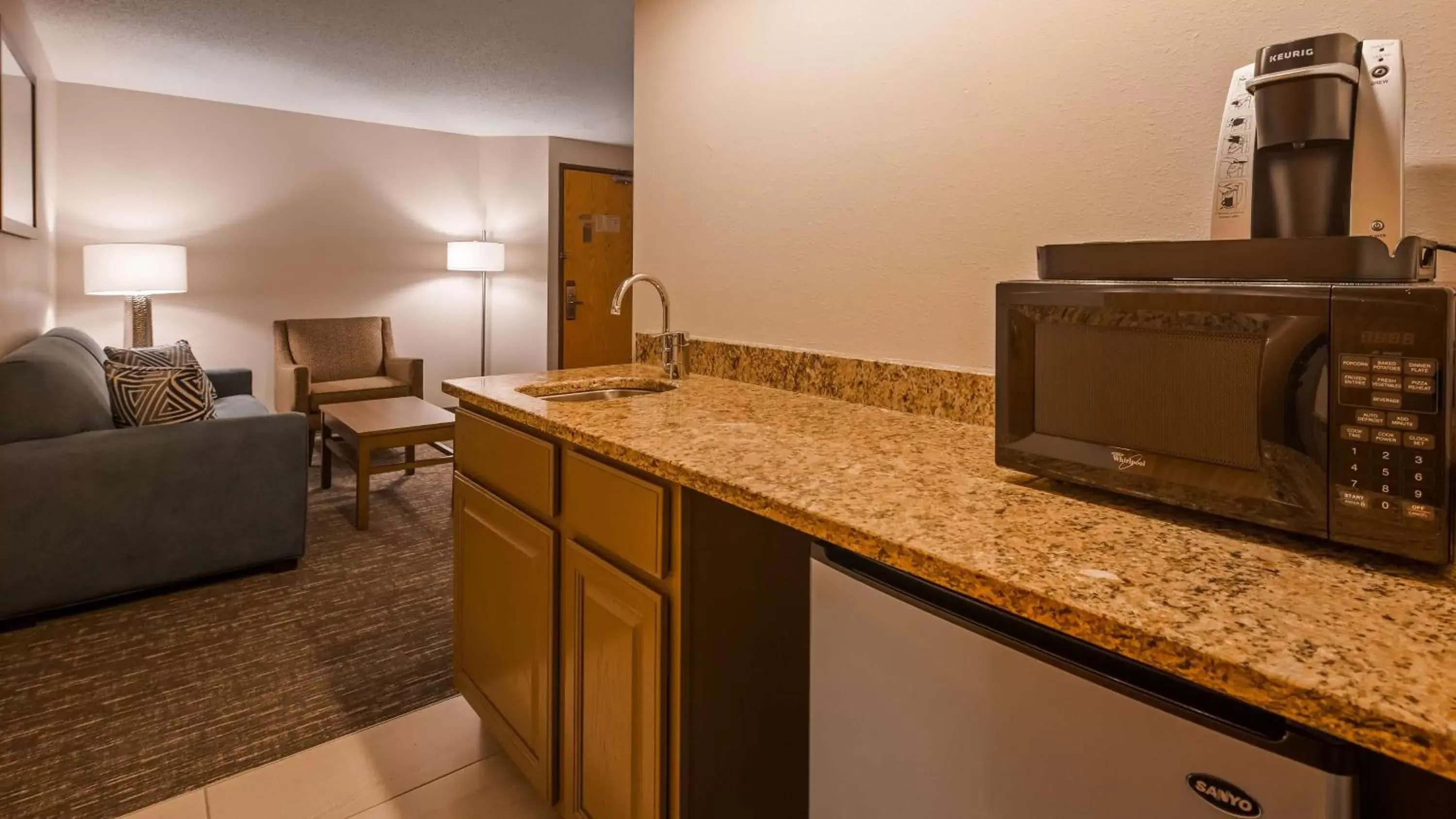 Photo of the whole room, Kitchen/Kitchenette in Best Western Plus Hudson I-94