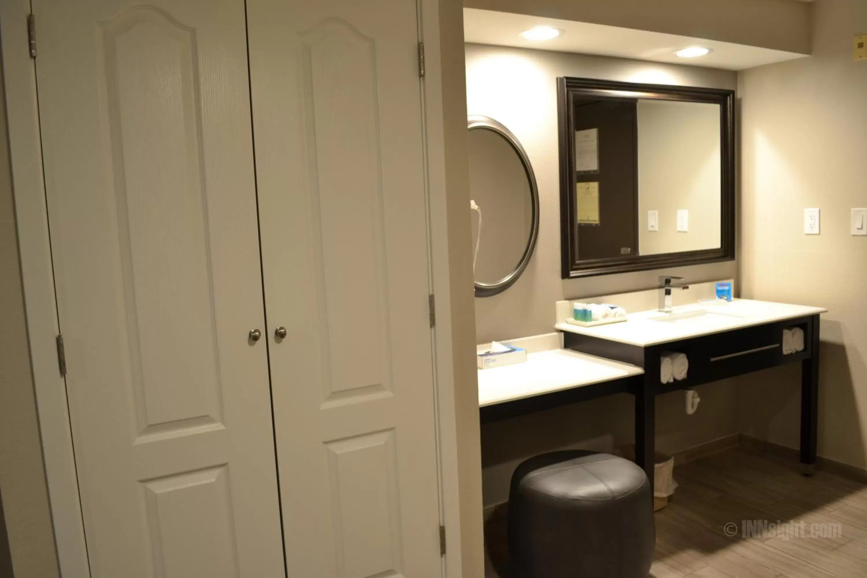 Bathroom in Yosemite Southgate Hotel & Suites