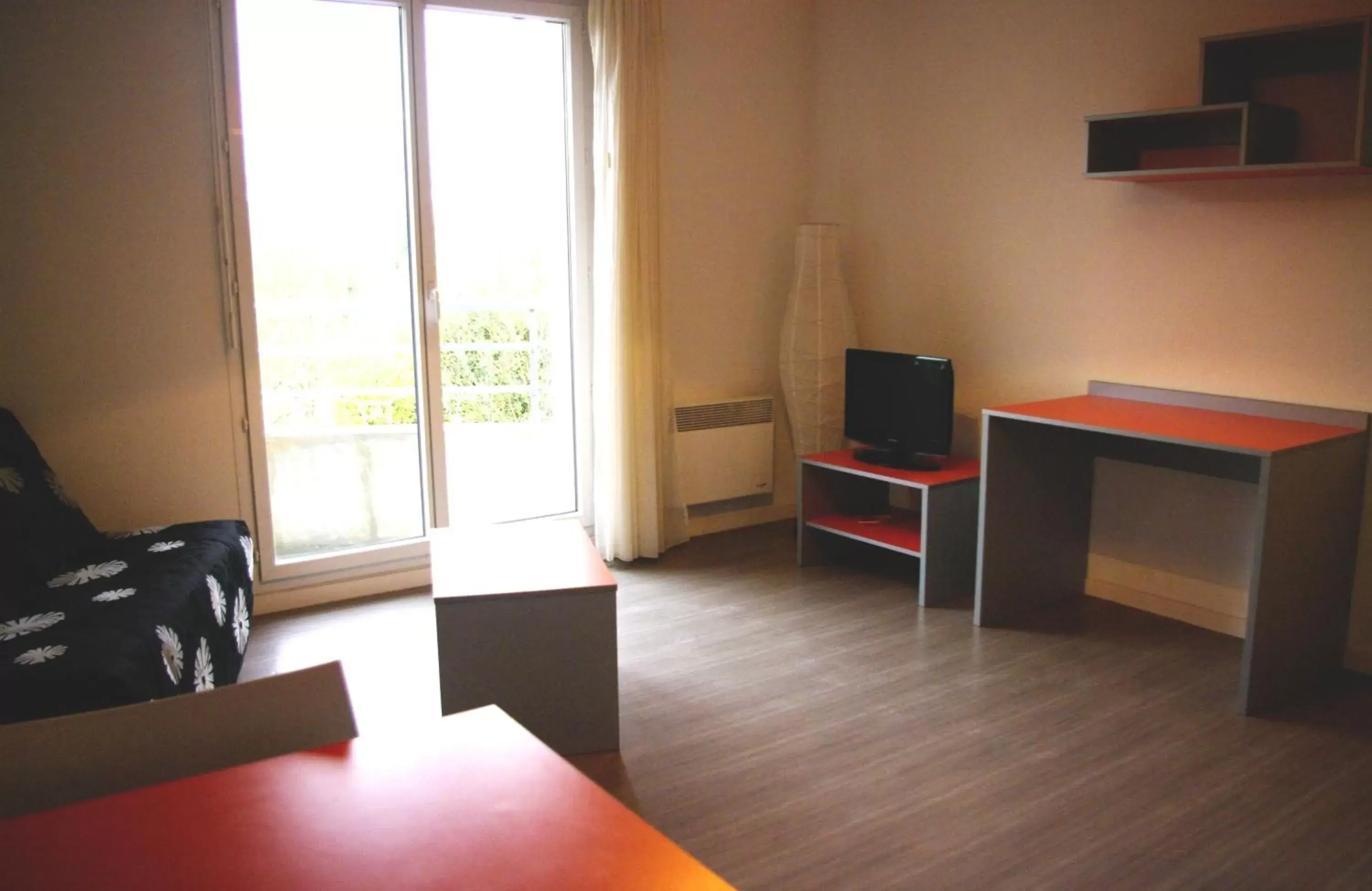 Communal lounge/ TV room, TV/Entertainment Center in City Lodge Appart Hôtel Niort