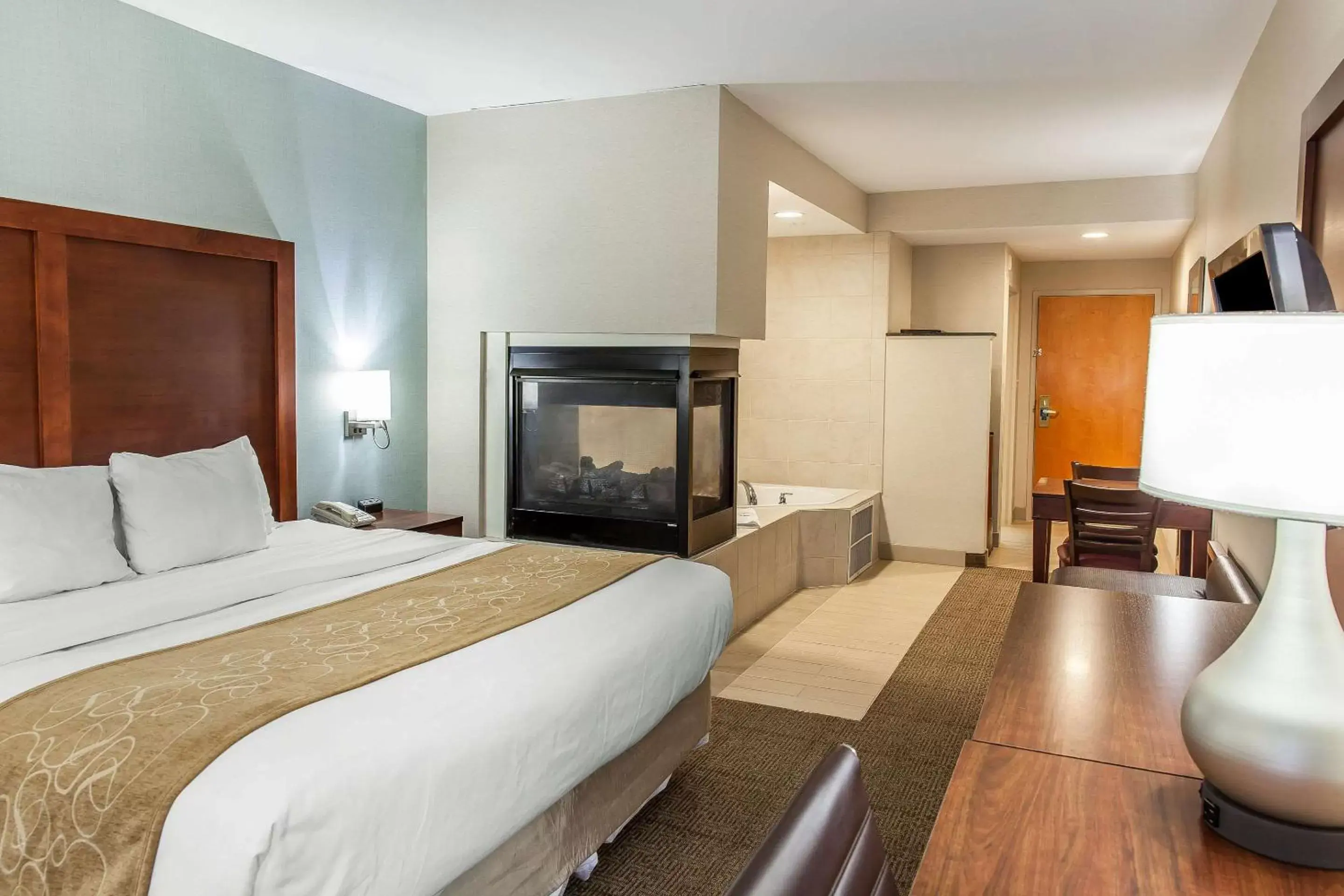 Bedroom, TV/Entertainment Center in Comfort Suites Ocean City West