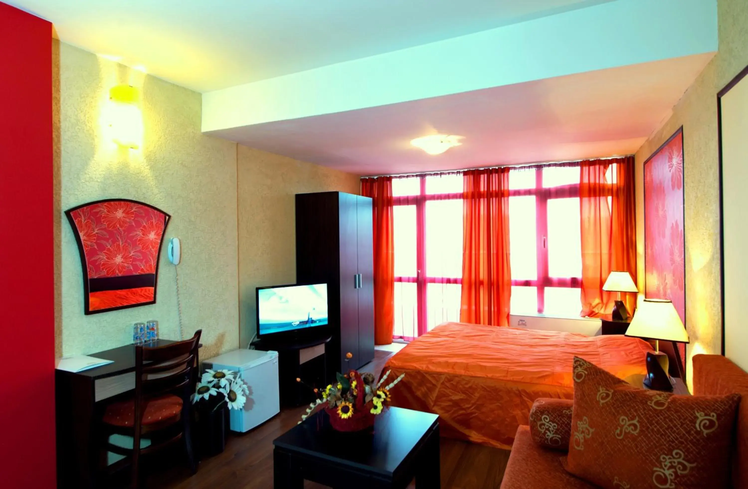 Bed, TV/Entertainment Center in Hotel Akvaya