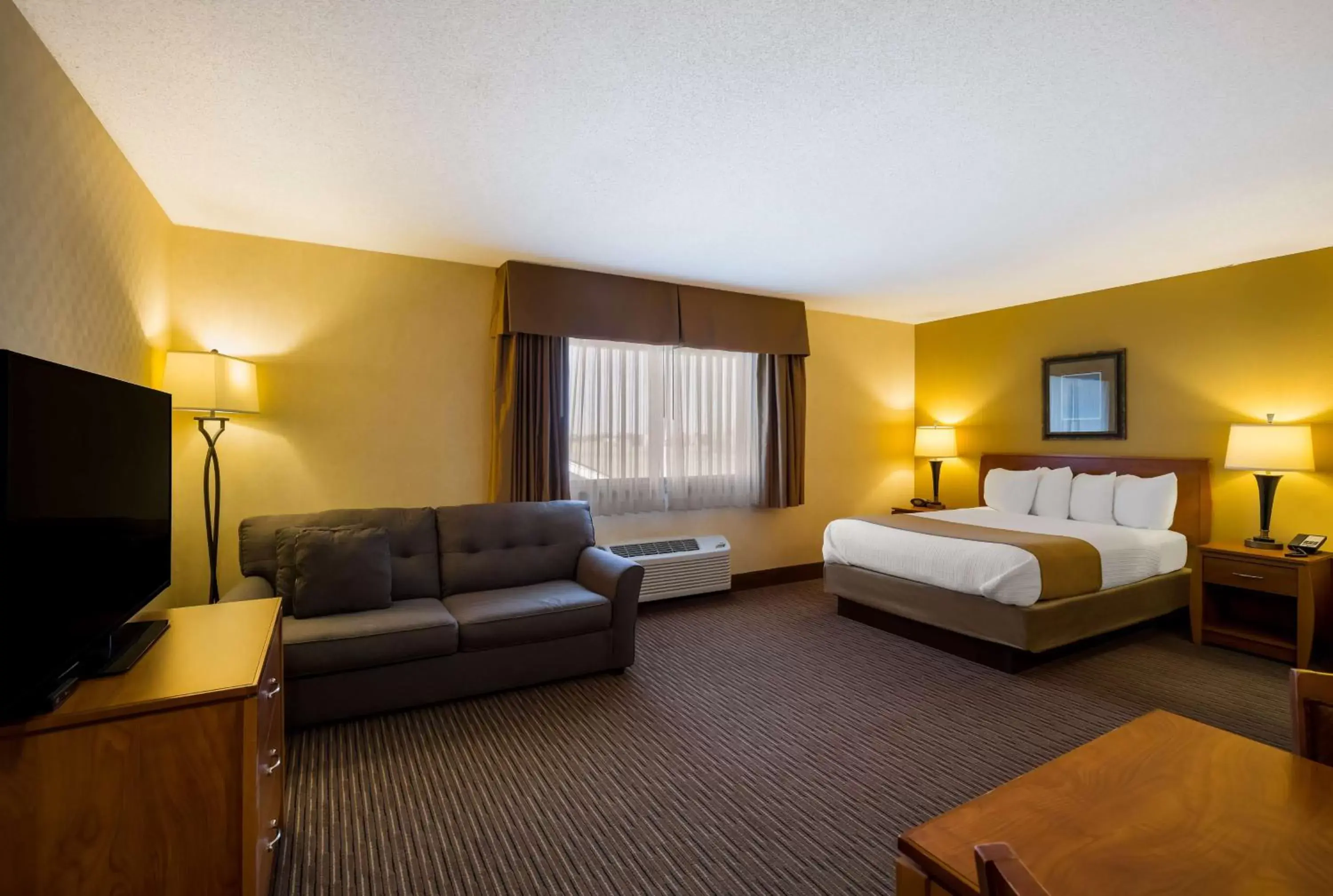 Queen Suite with Sofa Bed and Kitchenette - Non-Smoking in Best Western Vermillion Inn Queen Suite with Sofa Bed and Kitchenette - Non-Smoking in Best Western Vermillion Inn
