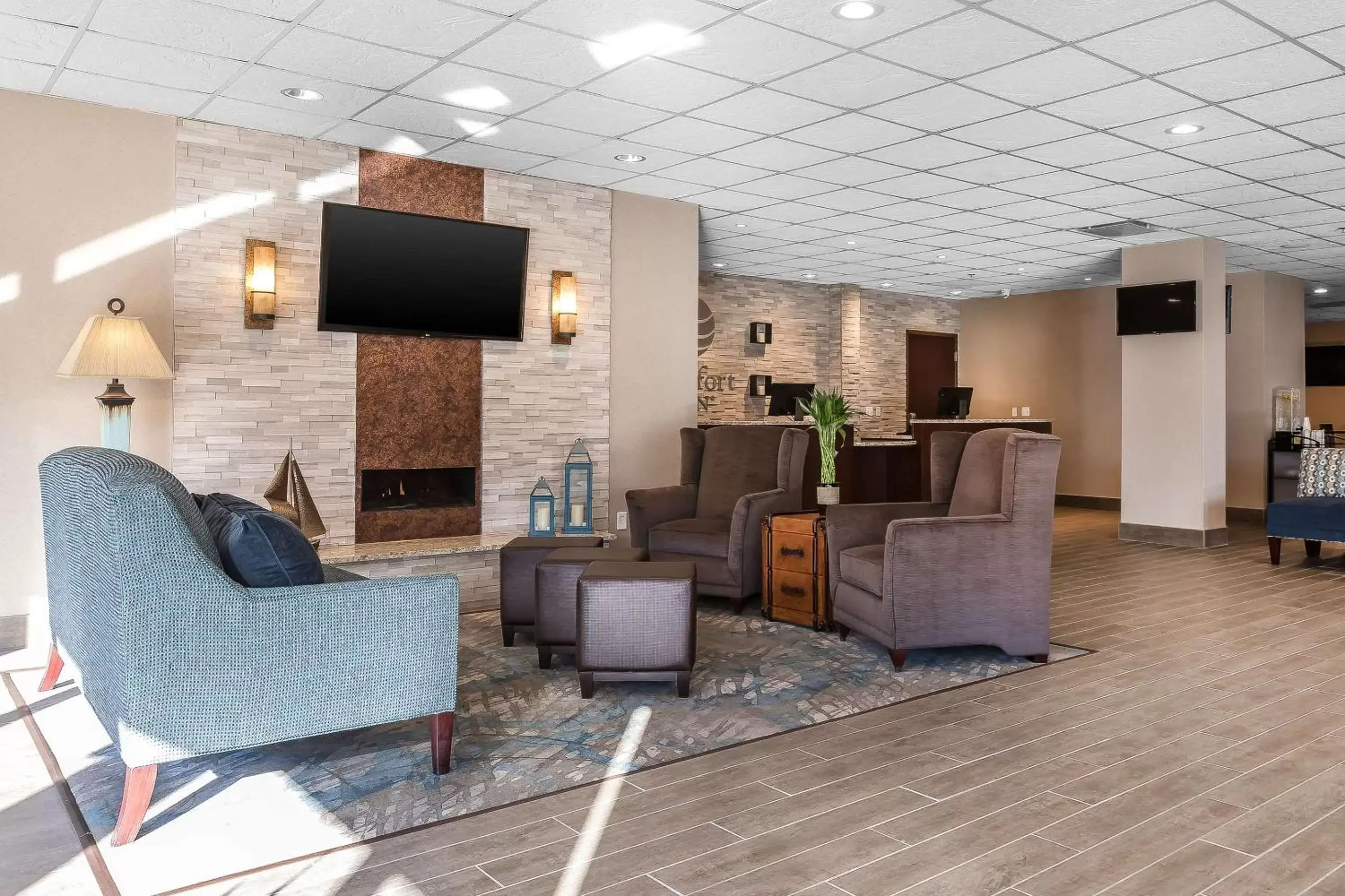 Lobby or reception, Seating Area in Comfort Inn Bay City - Riverfront