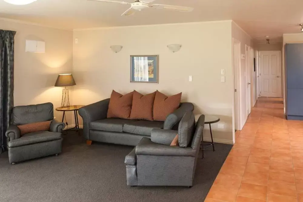 Living room, Seating Area in Mountain Chalets Motel