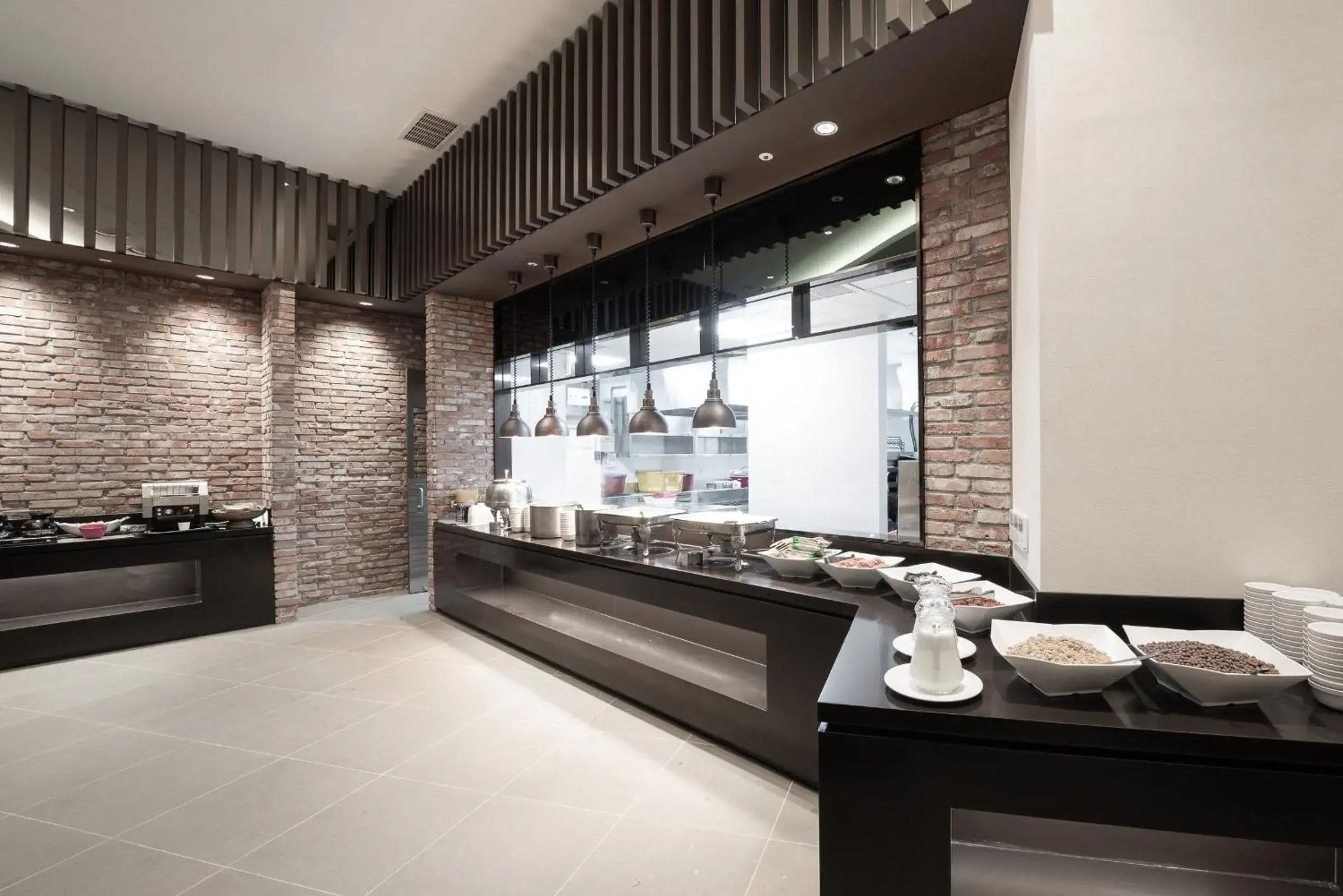 Restaurant/places to eat, Bathroom in Nine Tree Hotel Dongdaemun