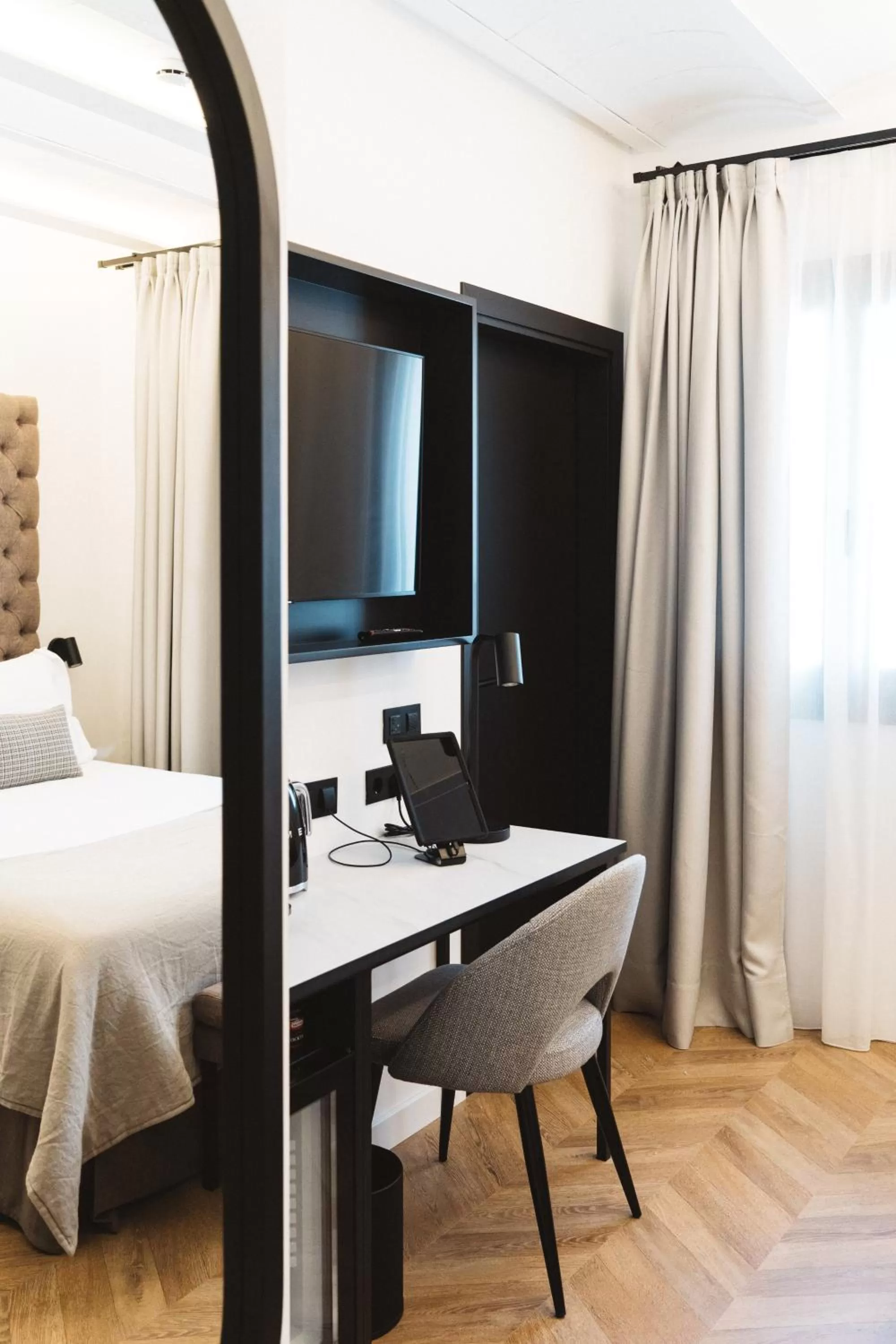 TV and multimedia, Bed in Boutique Hotel Petit Montisión