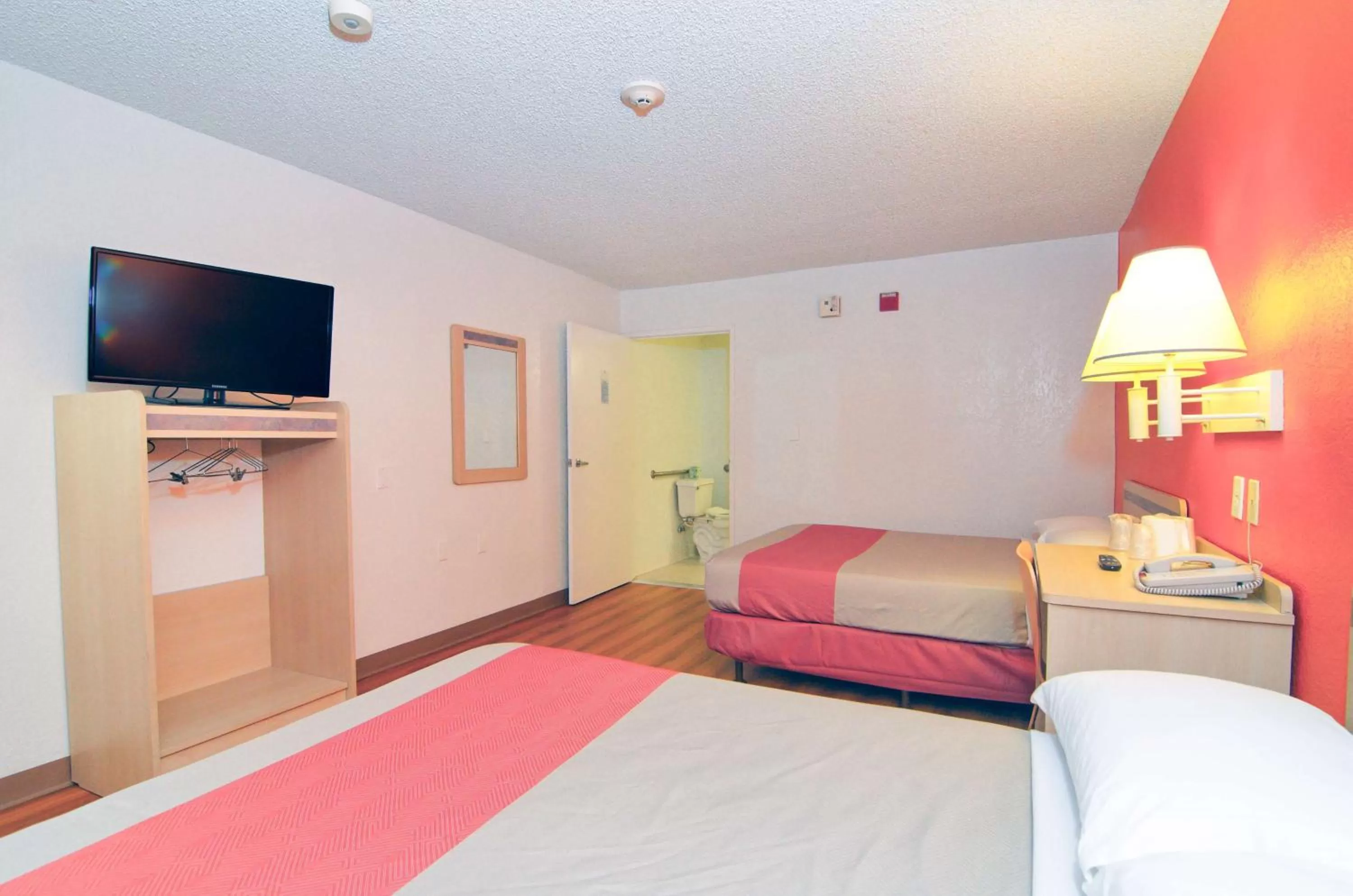 TV and multimedia, Bed in Motel 6-North Palm Springs, CA - North