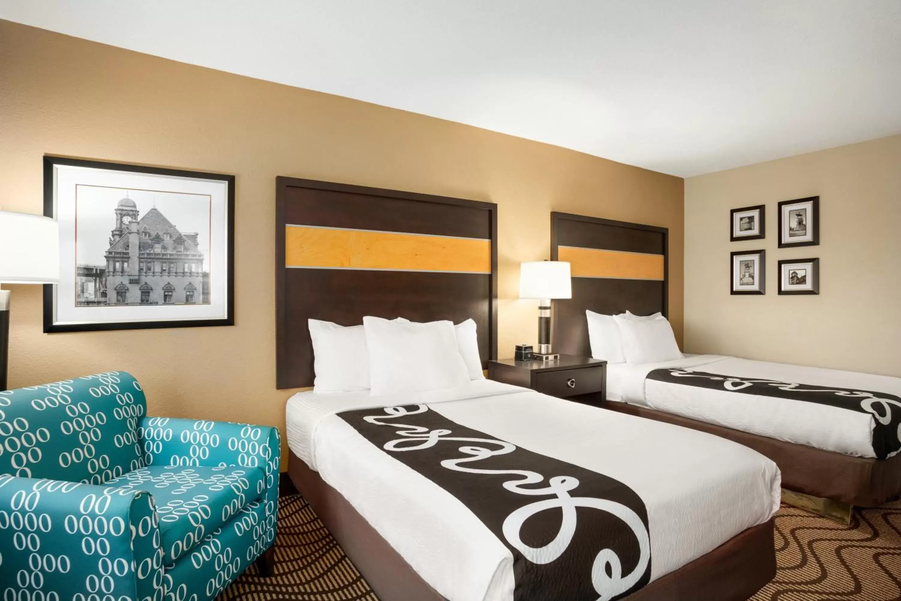 Bed in La Quinta Inn & Suites by Wyndham Richmond-Midlothian