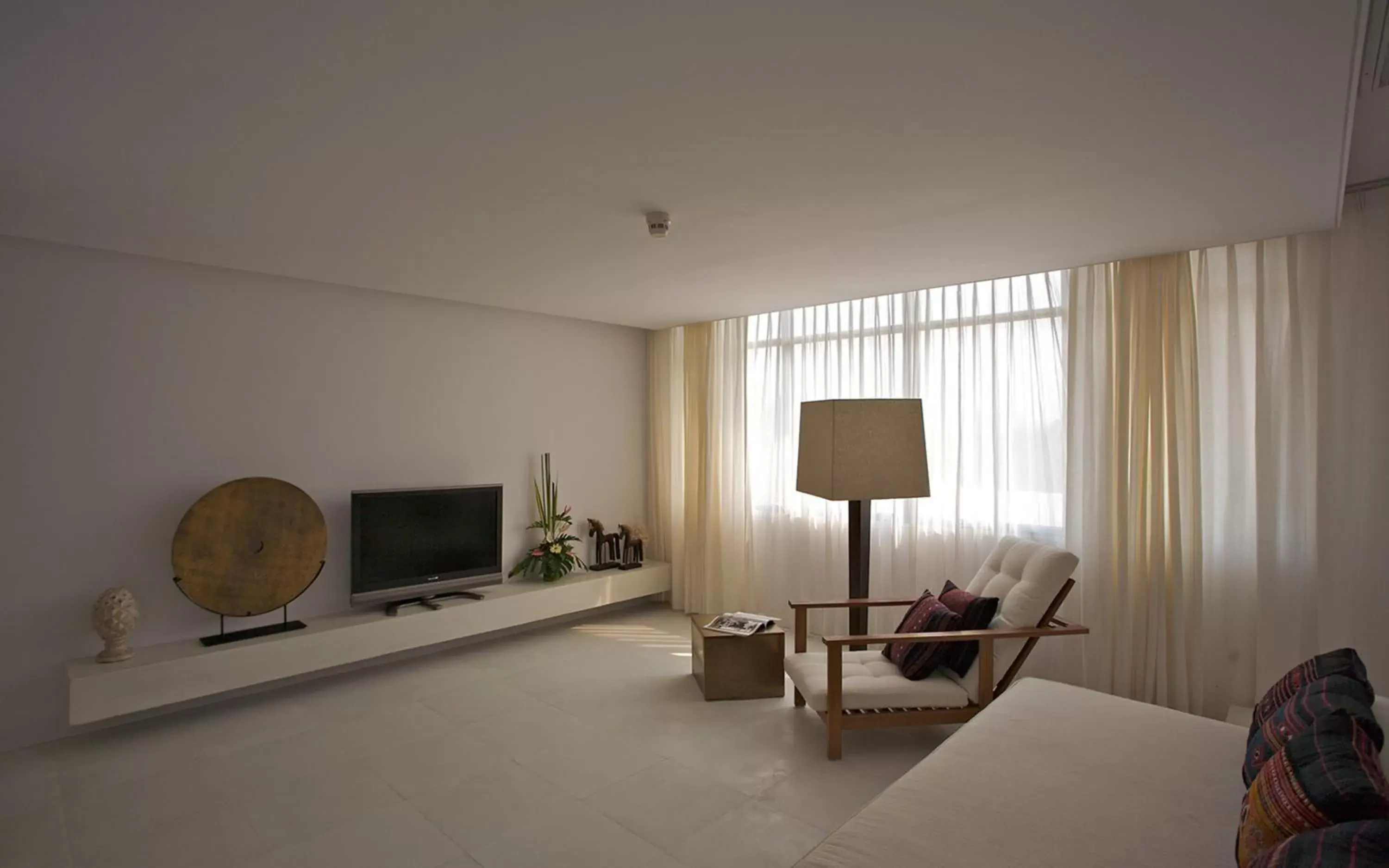 Living room, TV/Entertainment Center in Veranda High Residence