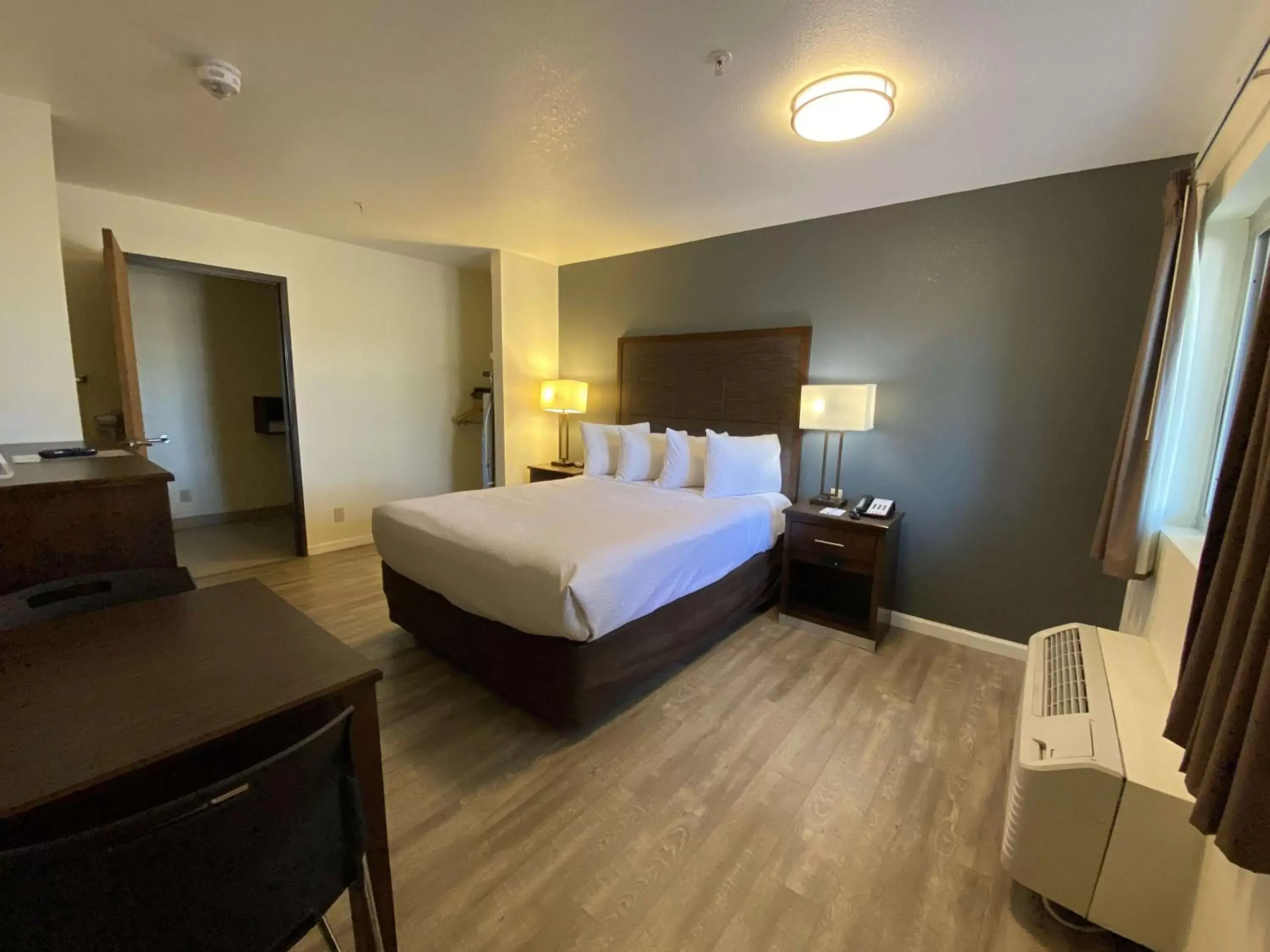 Photo of the whole room, Bed in SureStay Hotel by Best Western Williams