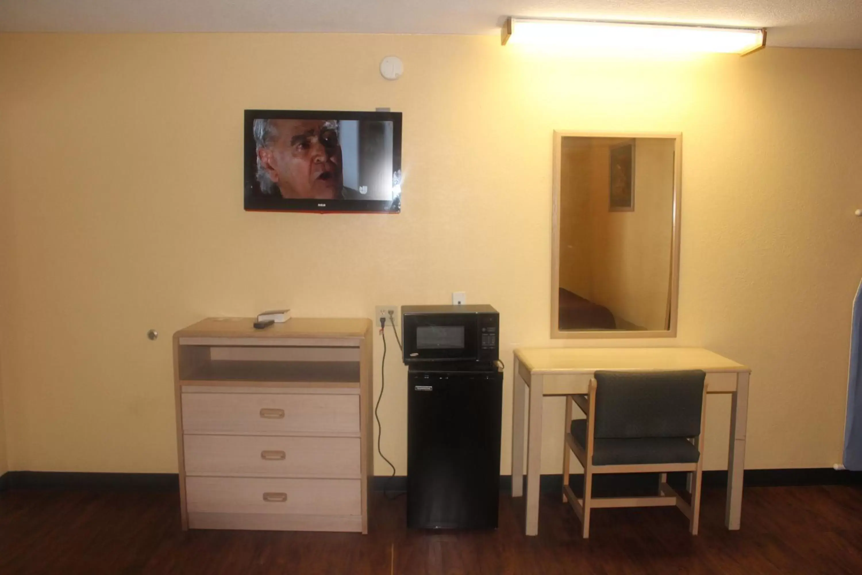 TV and multimedia, TV/Entertainment Center in Village Inn Cotulla