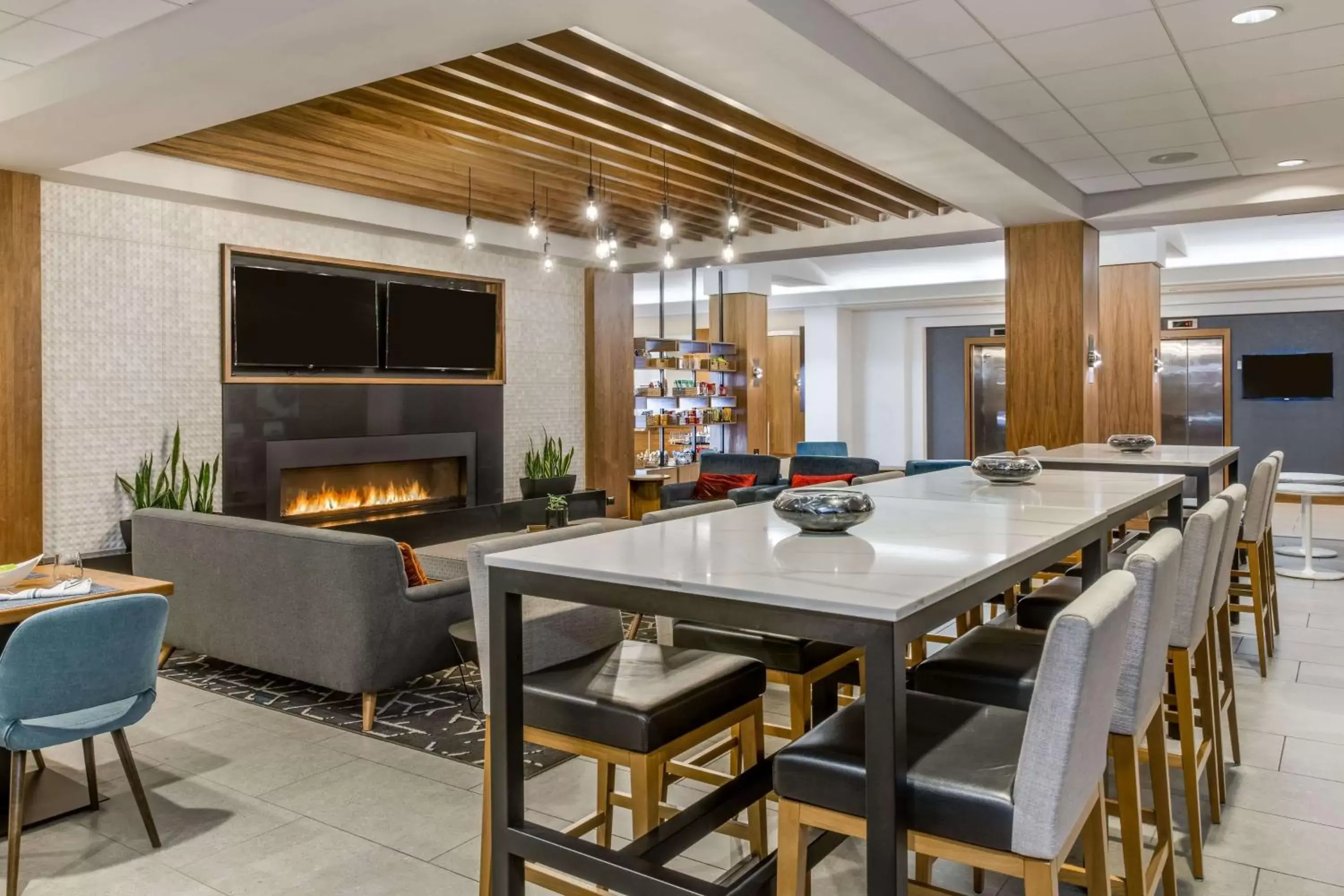 Lounge or bar in Sonesta Denver Downtown