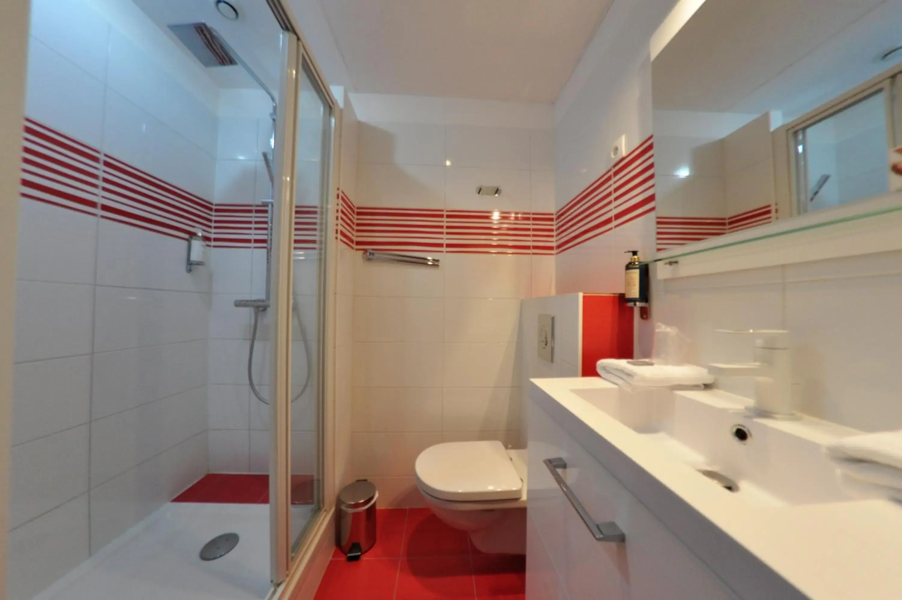 Bathroom in Hôtel de France
