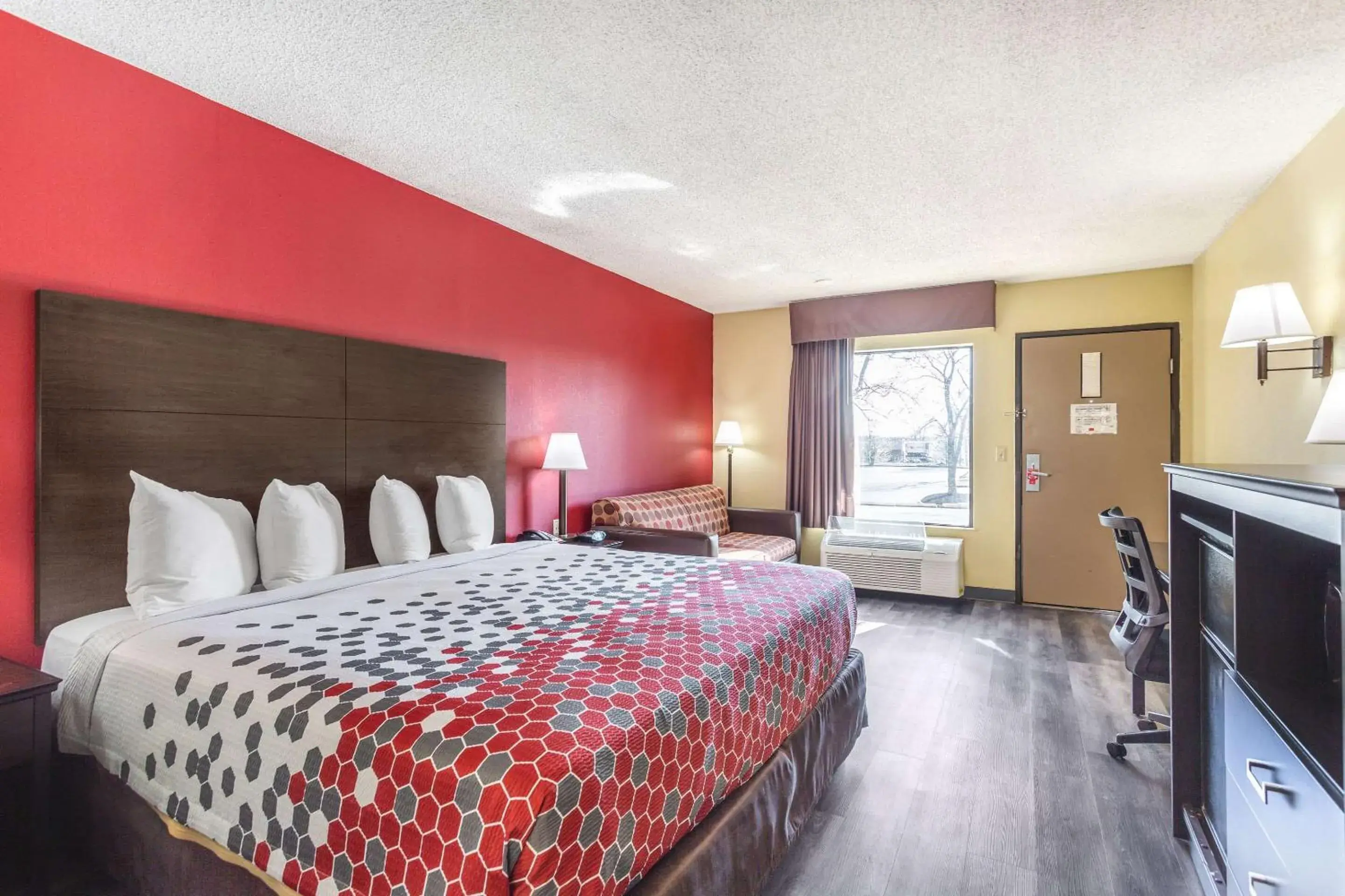 Photo of the whole room, Bed in Econo Lodge & Suites Clarksville