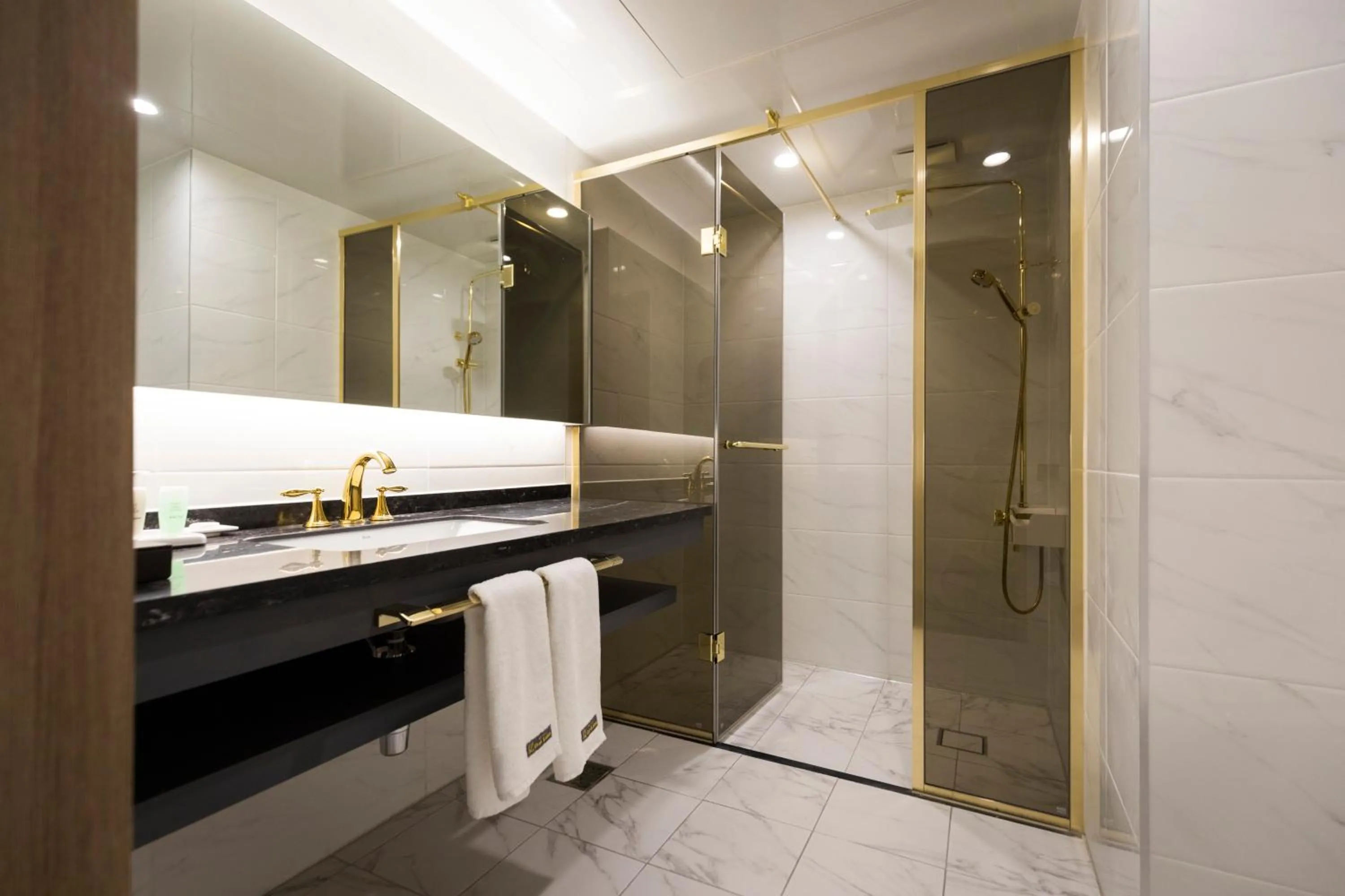 Bathroom in Casaloma Hotel