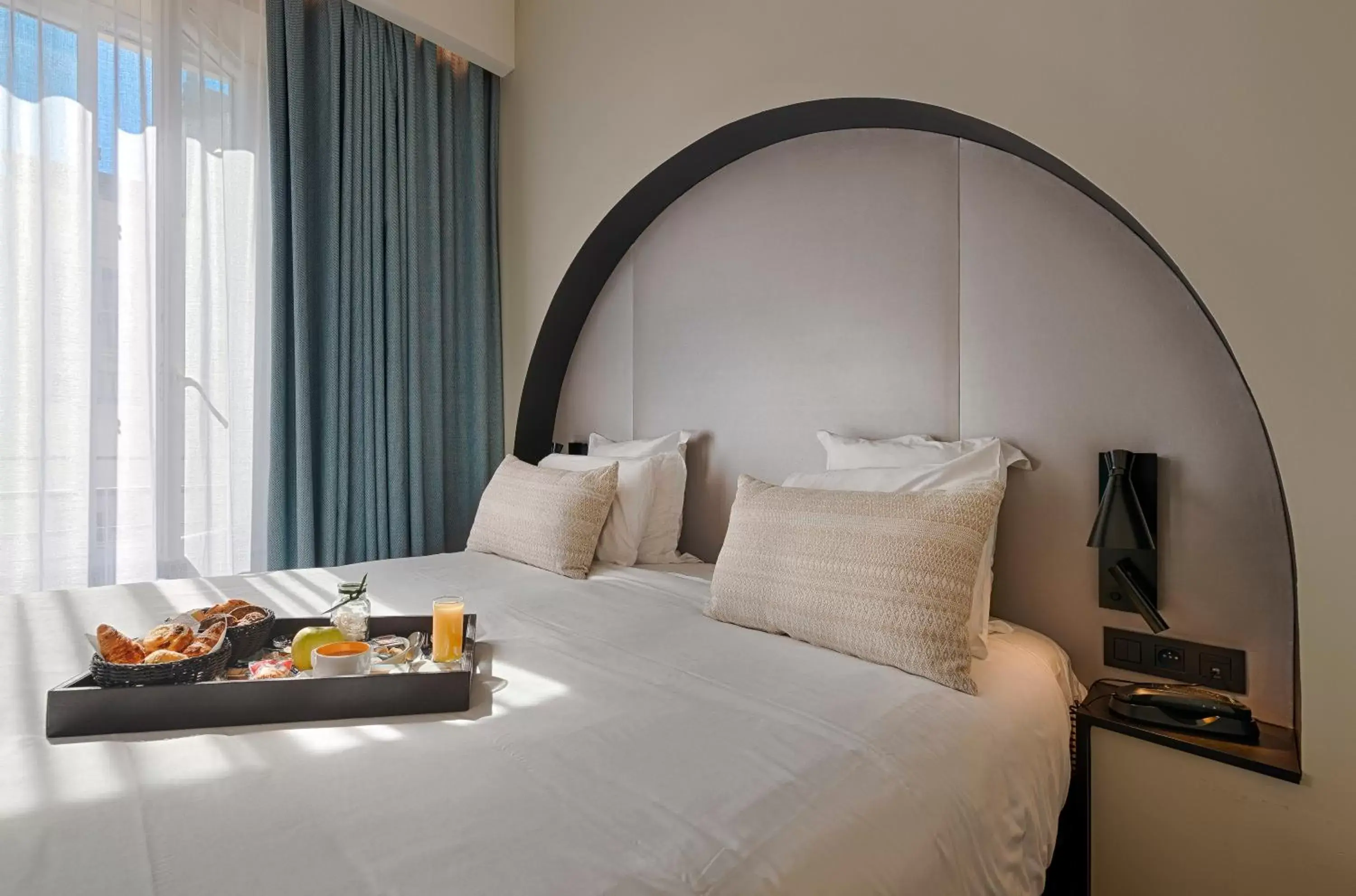 Bedroom, Bed in Best Western Plus Hôtel La Joliette