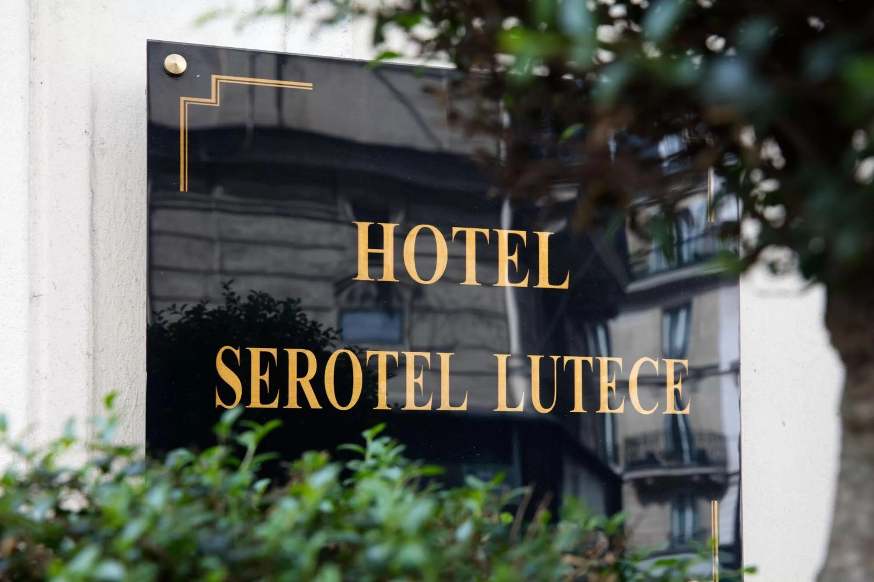 Property logo or sign in Hôtel Serotel Lutèce