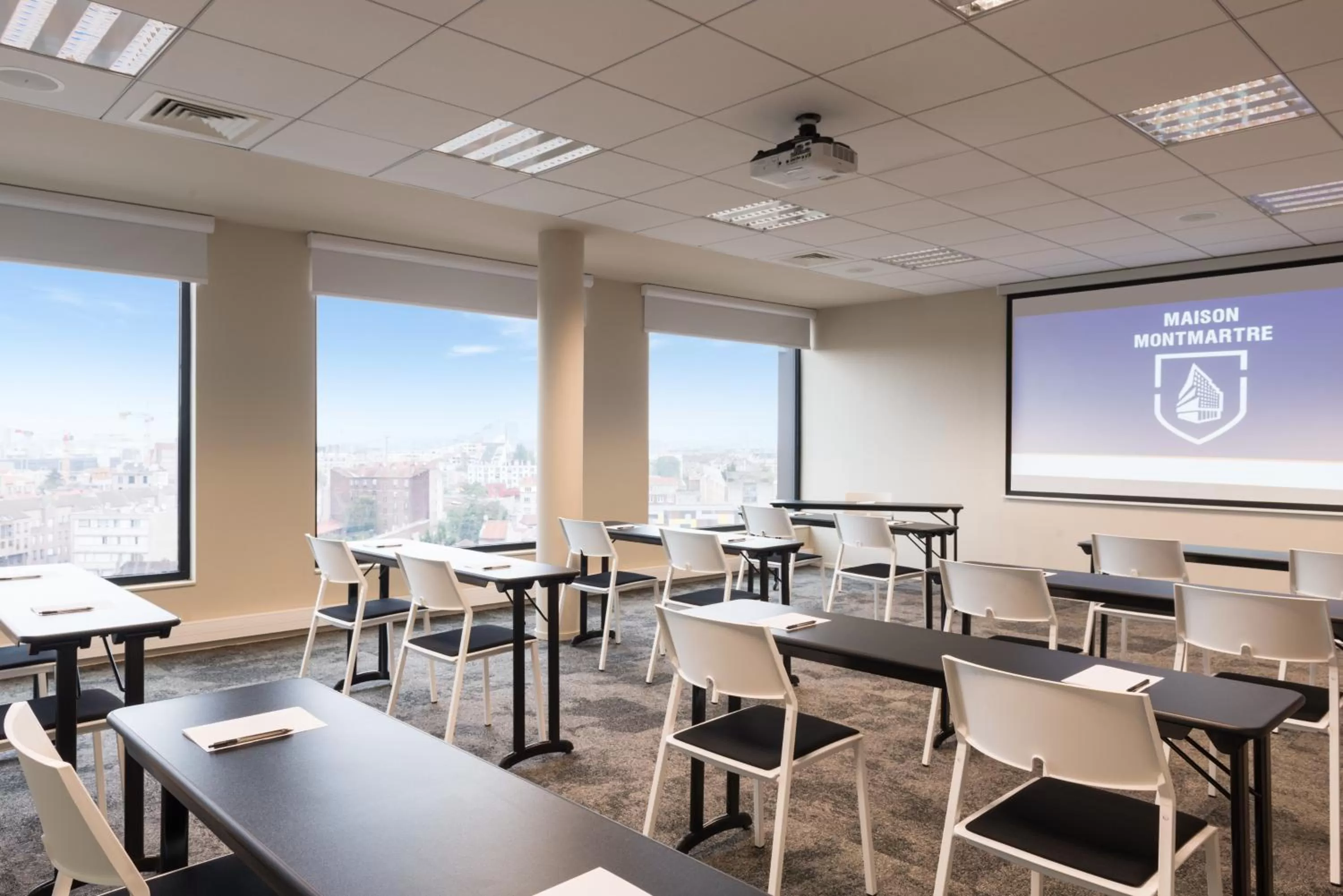 Business facilities in The Originals Boutique, Hôtel Maison Montmartre Paris Les Puces