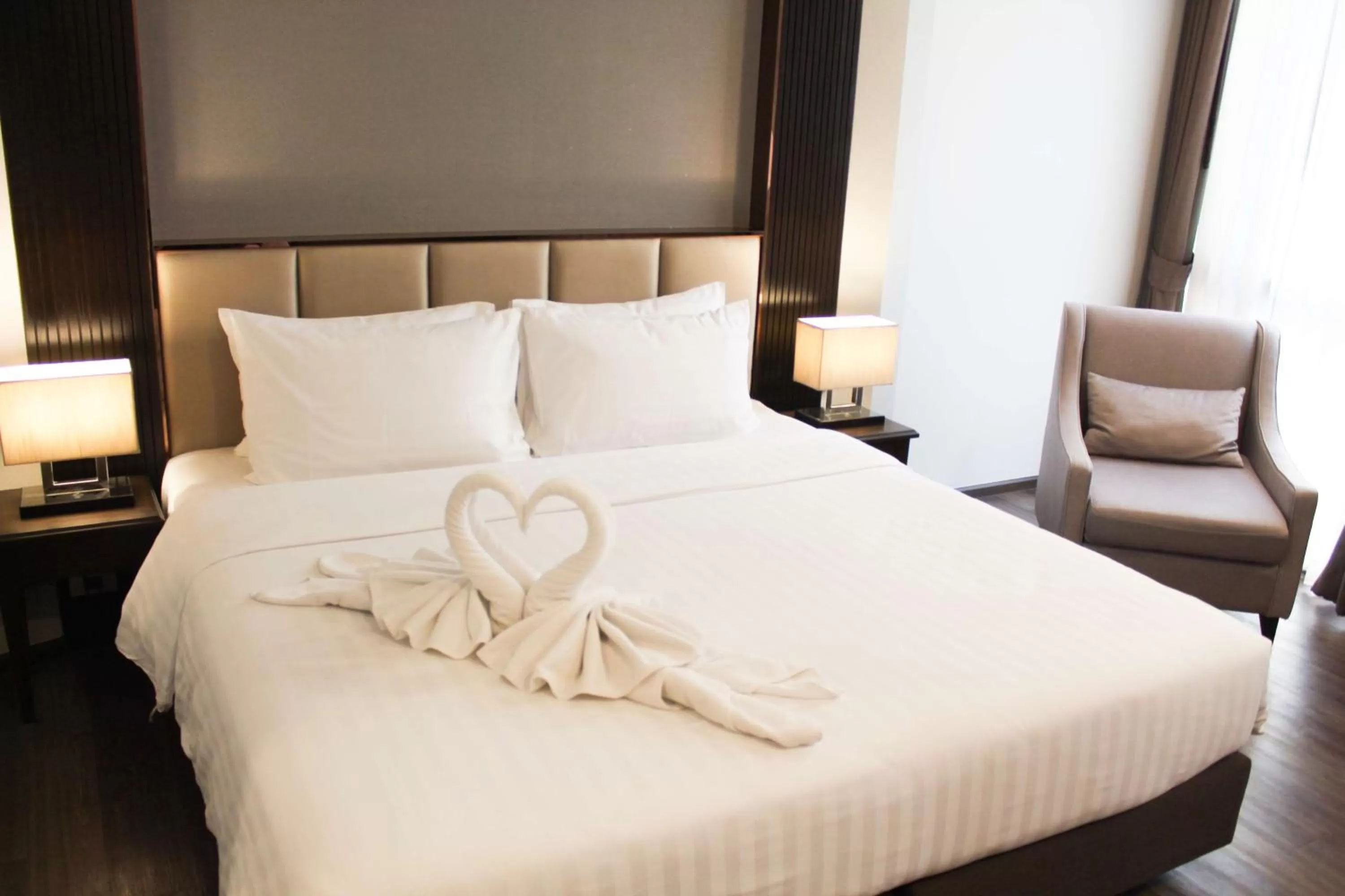 Bedroom, Bed in SureStay Plus by Best Western Sukhumvit 2