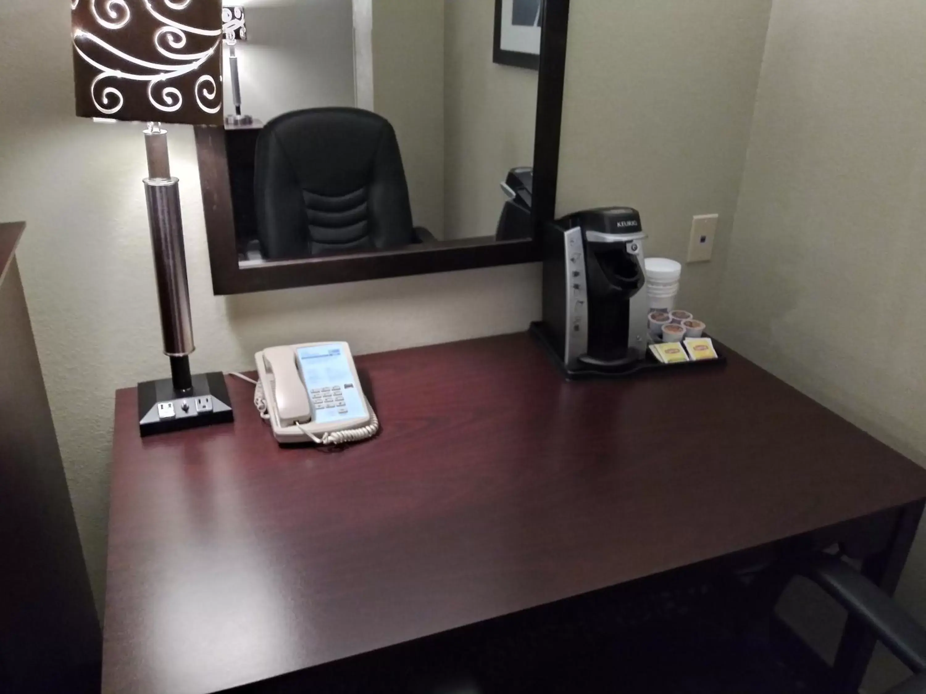 TV and multimedia, TV/Entertainment Center in Holiday Inn Express Pittsburgh West - Greentree, an IHG Hotel