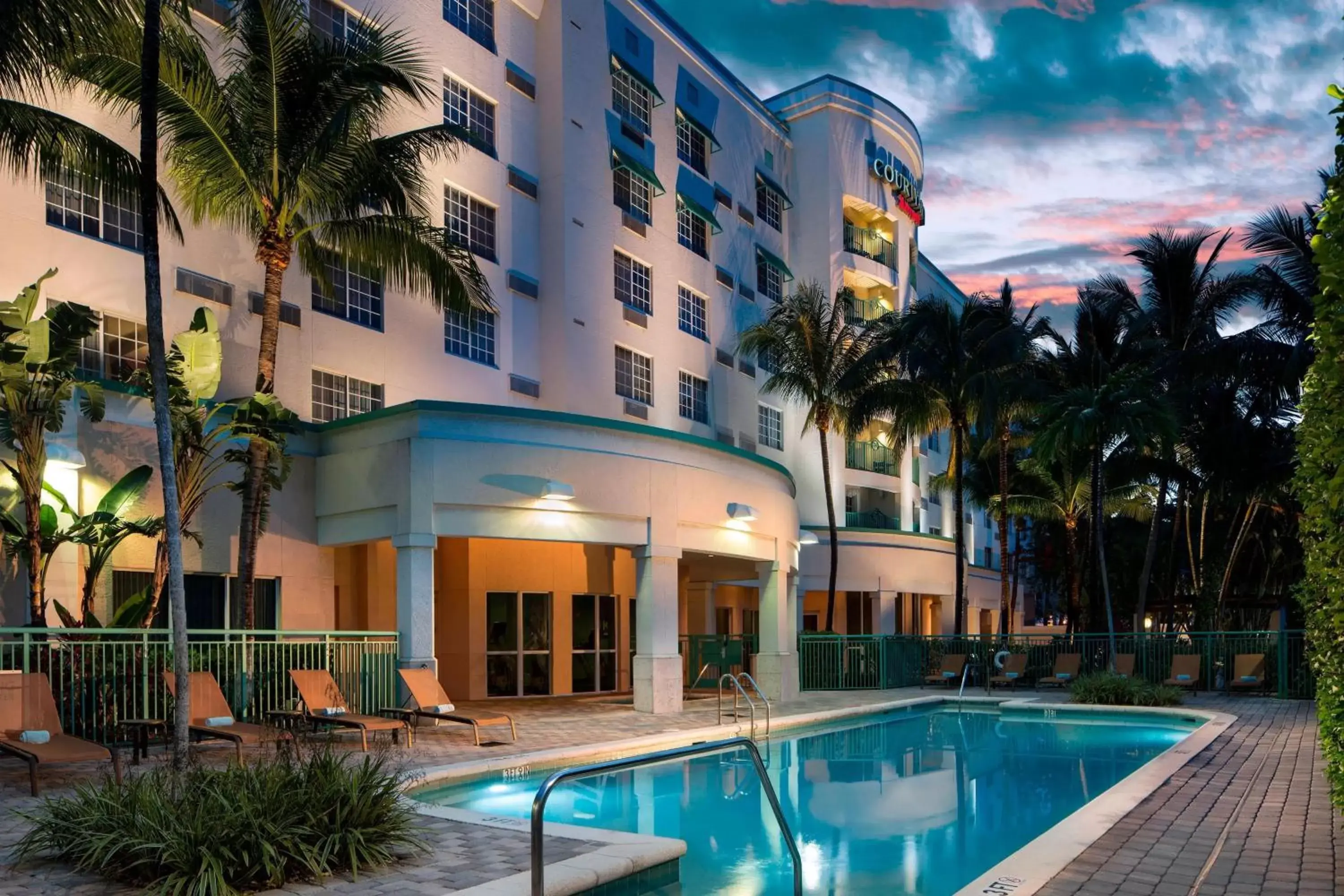 Swimming pool, Property Building in Courtyard by Marriott Fort Lauderdale Airport & Cruise Port