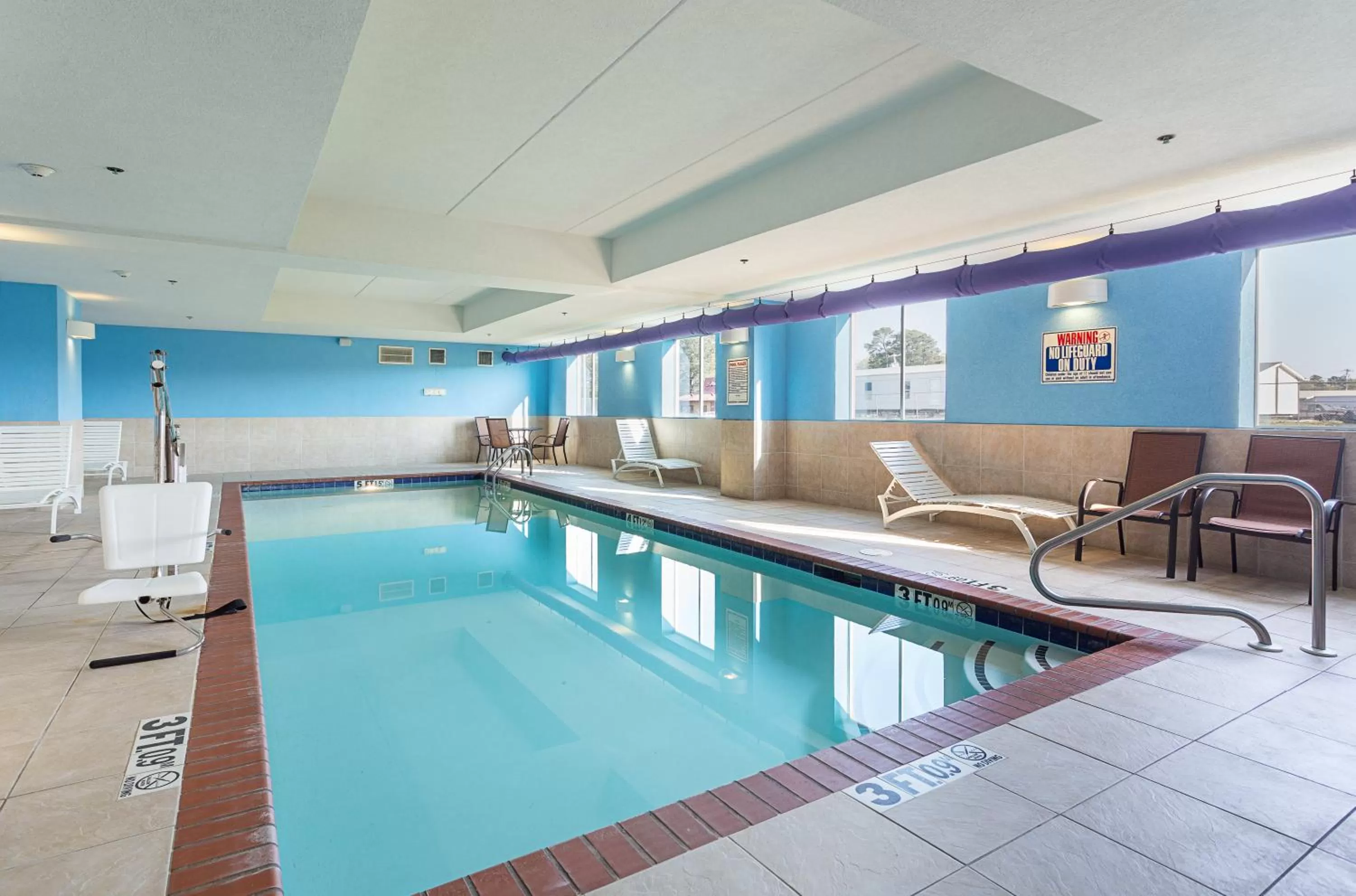 Swimming pool in Holiday Inn Express Hotel & Suites Byram by IHG