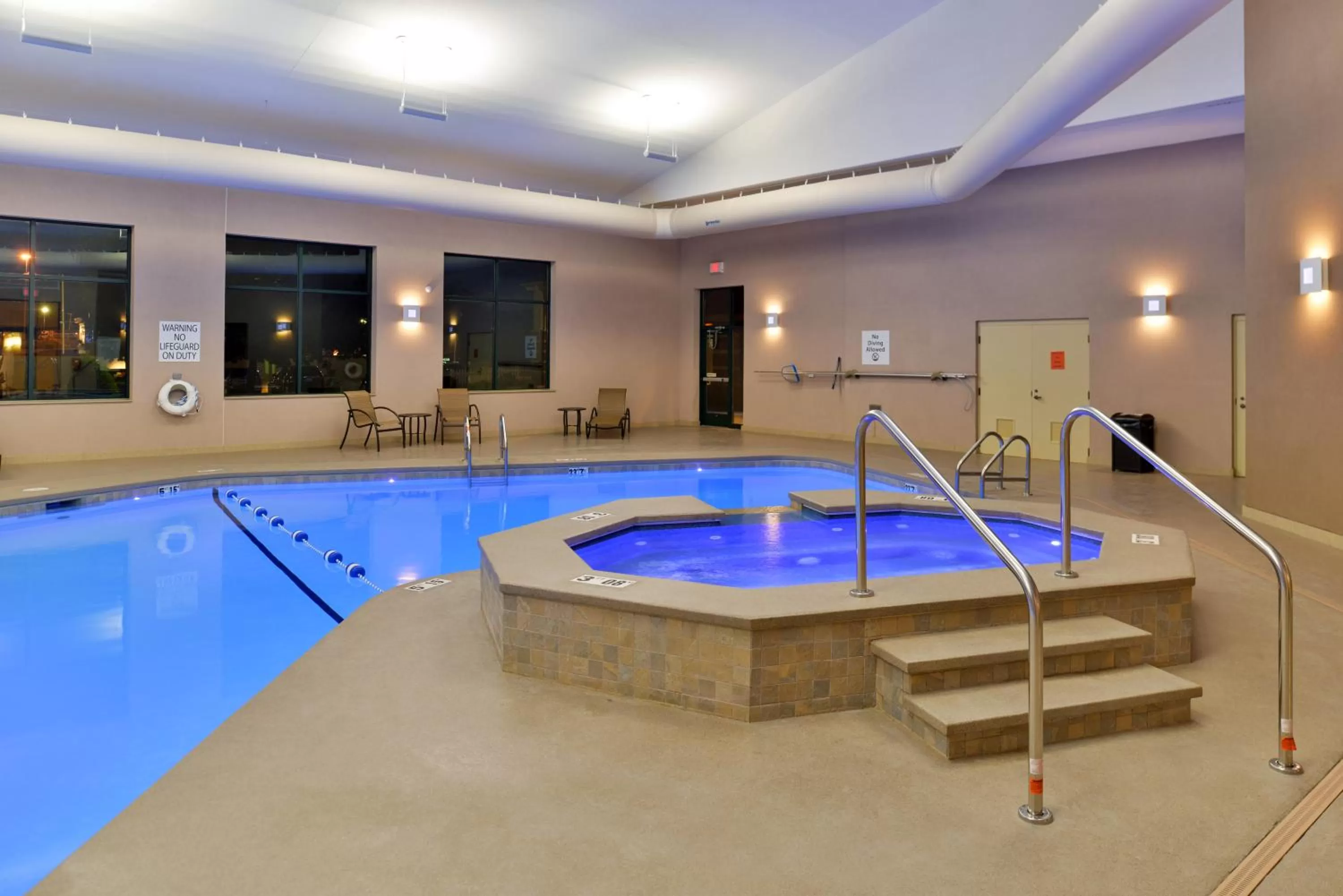 Swimming pool in Holiday Inn Express Breezewood by IHG