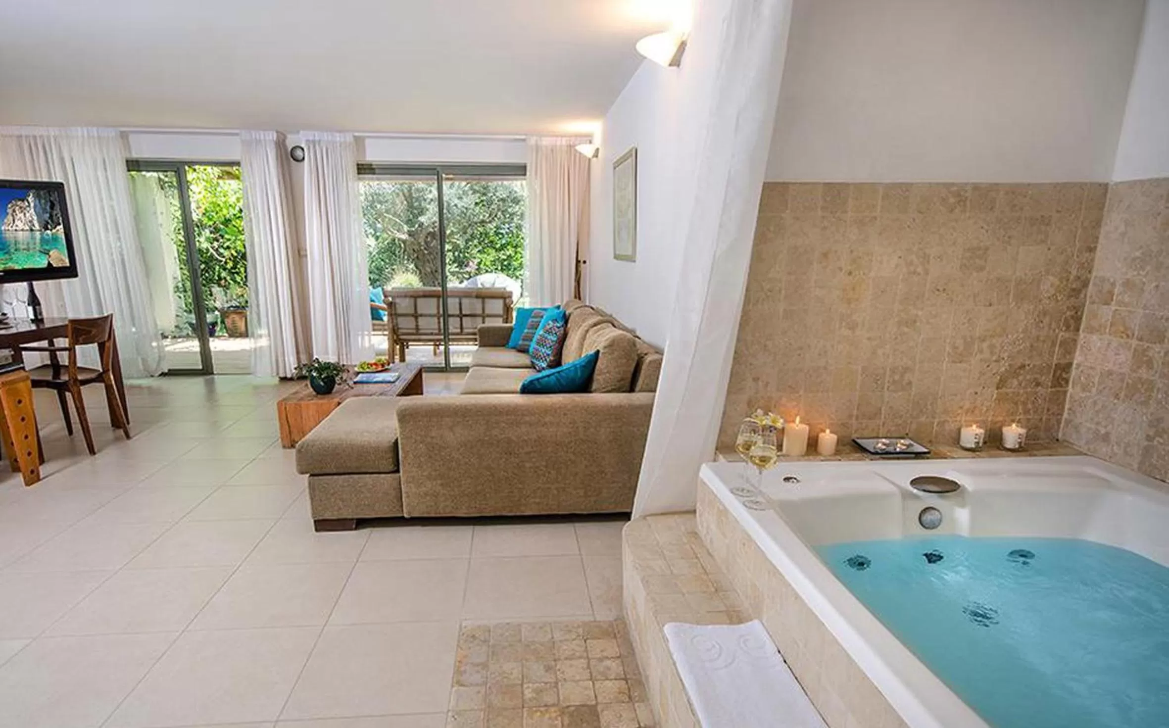 Hot Tub in Above the Sea