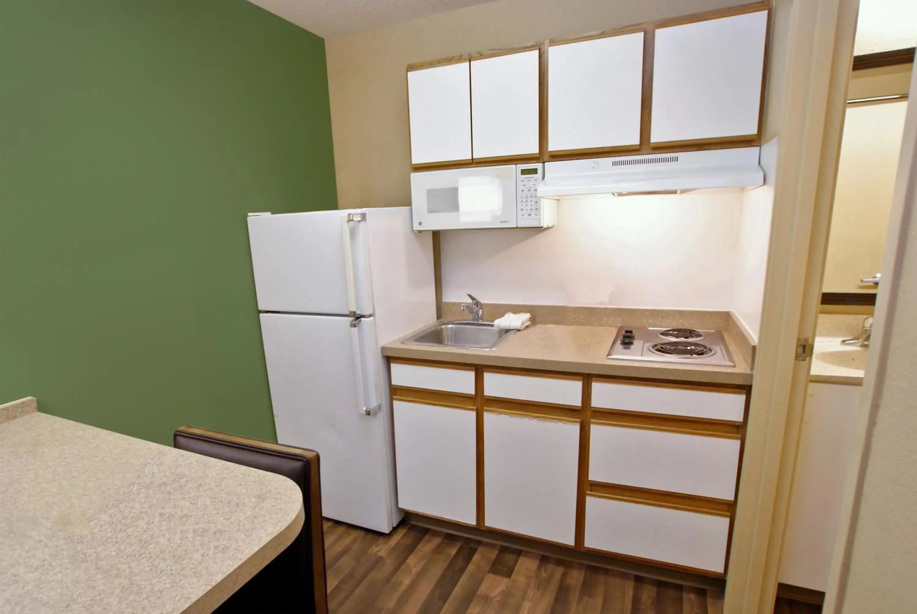 Kitchen or kitchenette, Kitchen/Kitchenette in Extended Stay America Suites - Seattle - Bellevue - Factoria