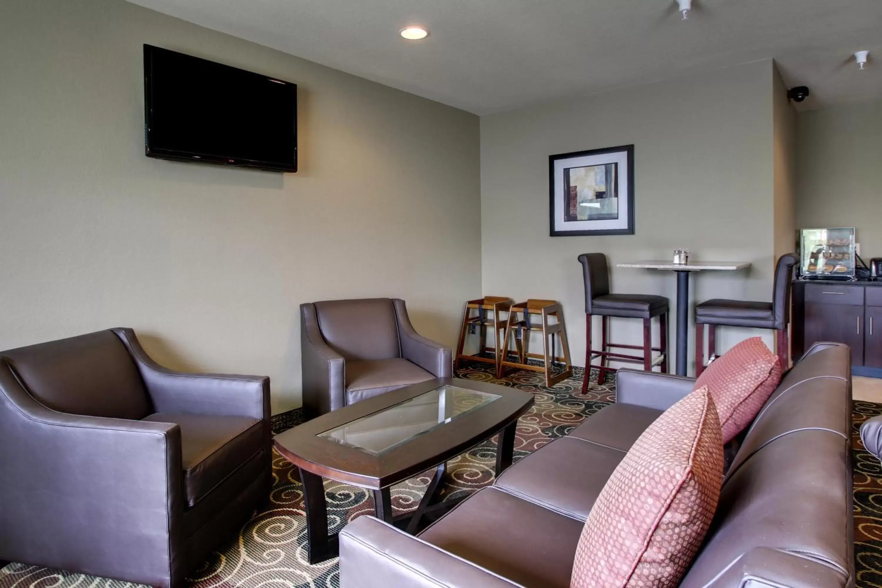 Communal lounge/ TV room, Seating Area in Cobblestone Inn & Suites - Avoca