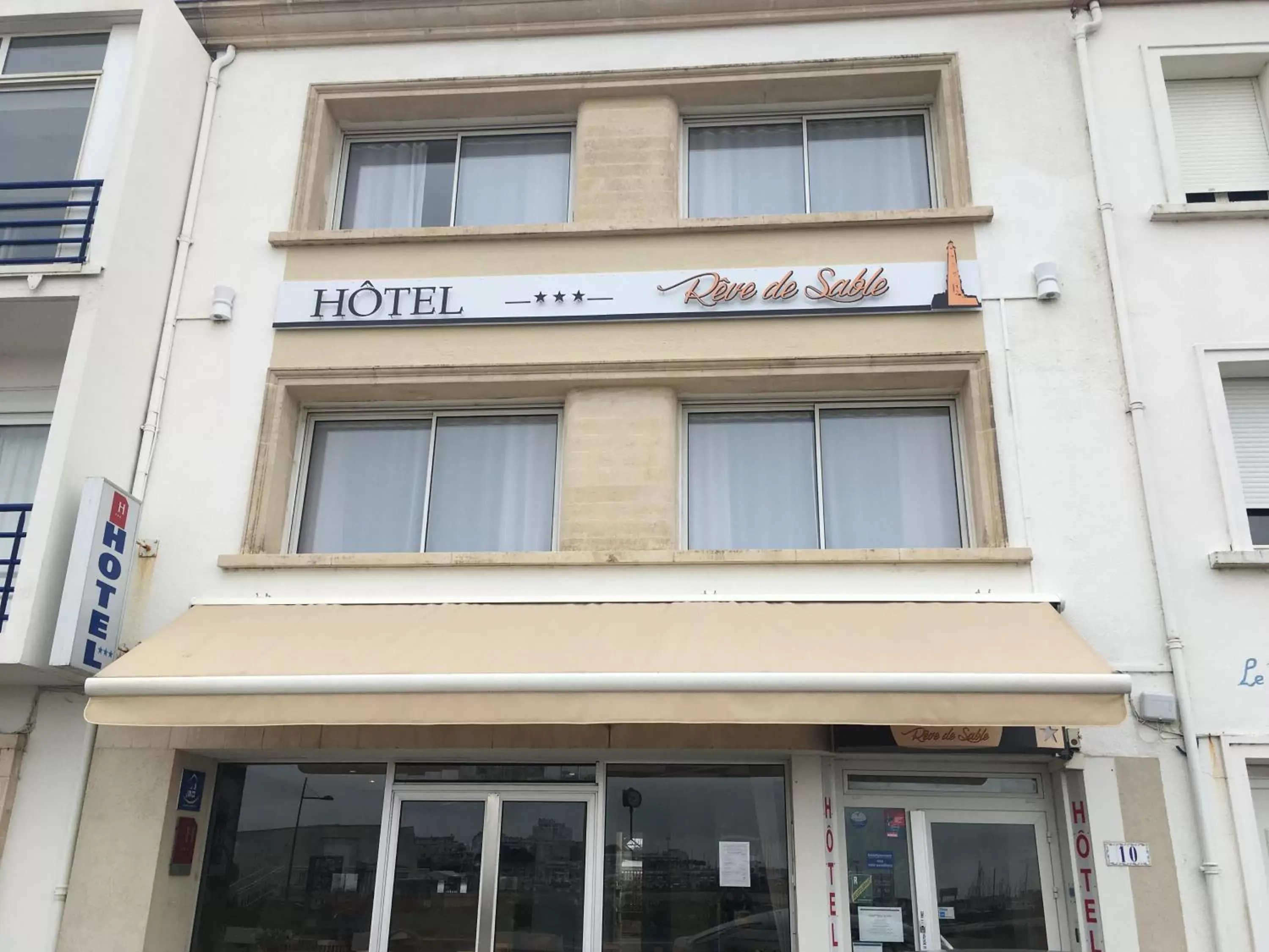 Facade/entrance, Property Building in Logis Hôtel Rêve de Sable