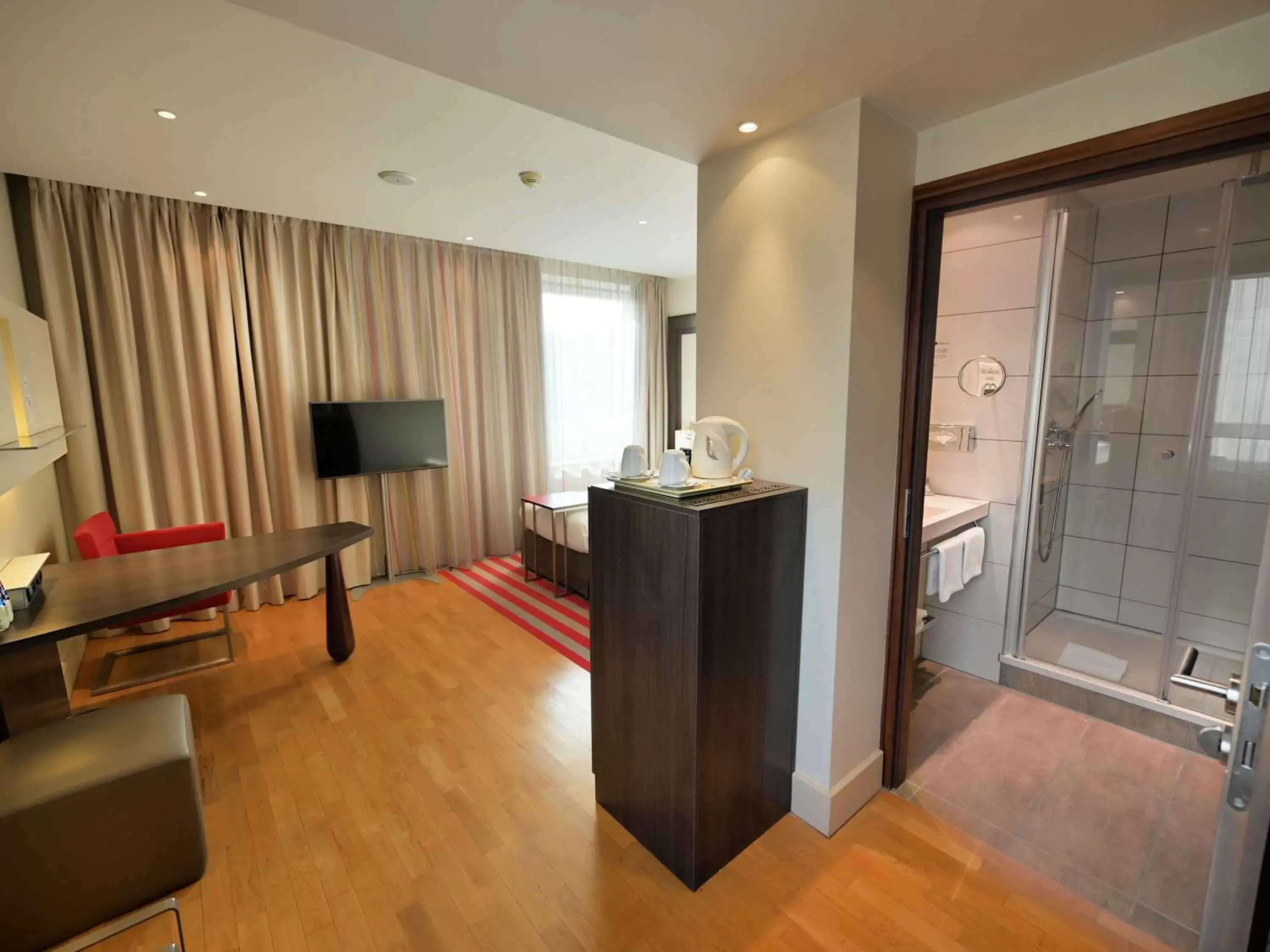 Bedroom, TV/Entertainment Center in Mercure Warszawa Grand