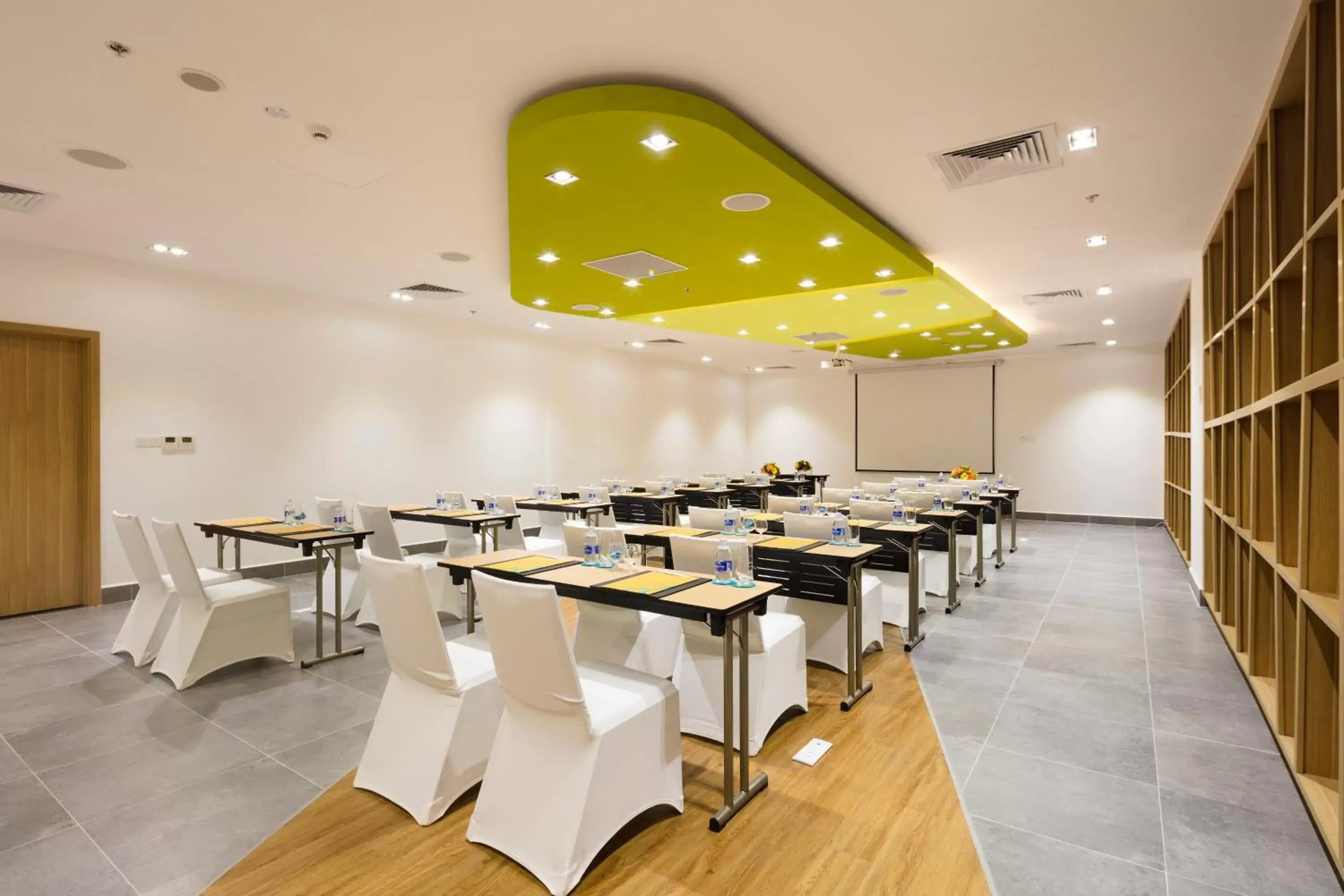 Meeting/conference room, Restaurant/Places to Eat in Ariyana SmartCondotel Nha Trang