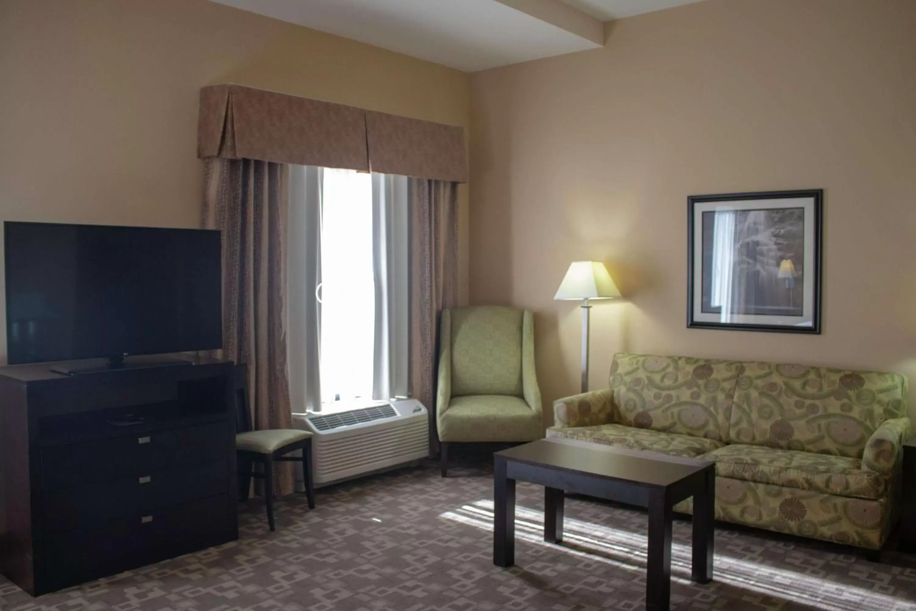 Bedroom, Seating Area in Hampton Inn & Suites-Knoxville/North I-75