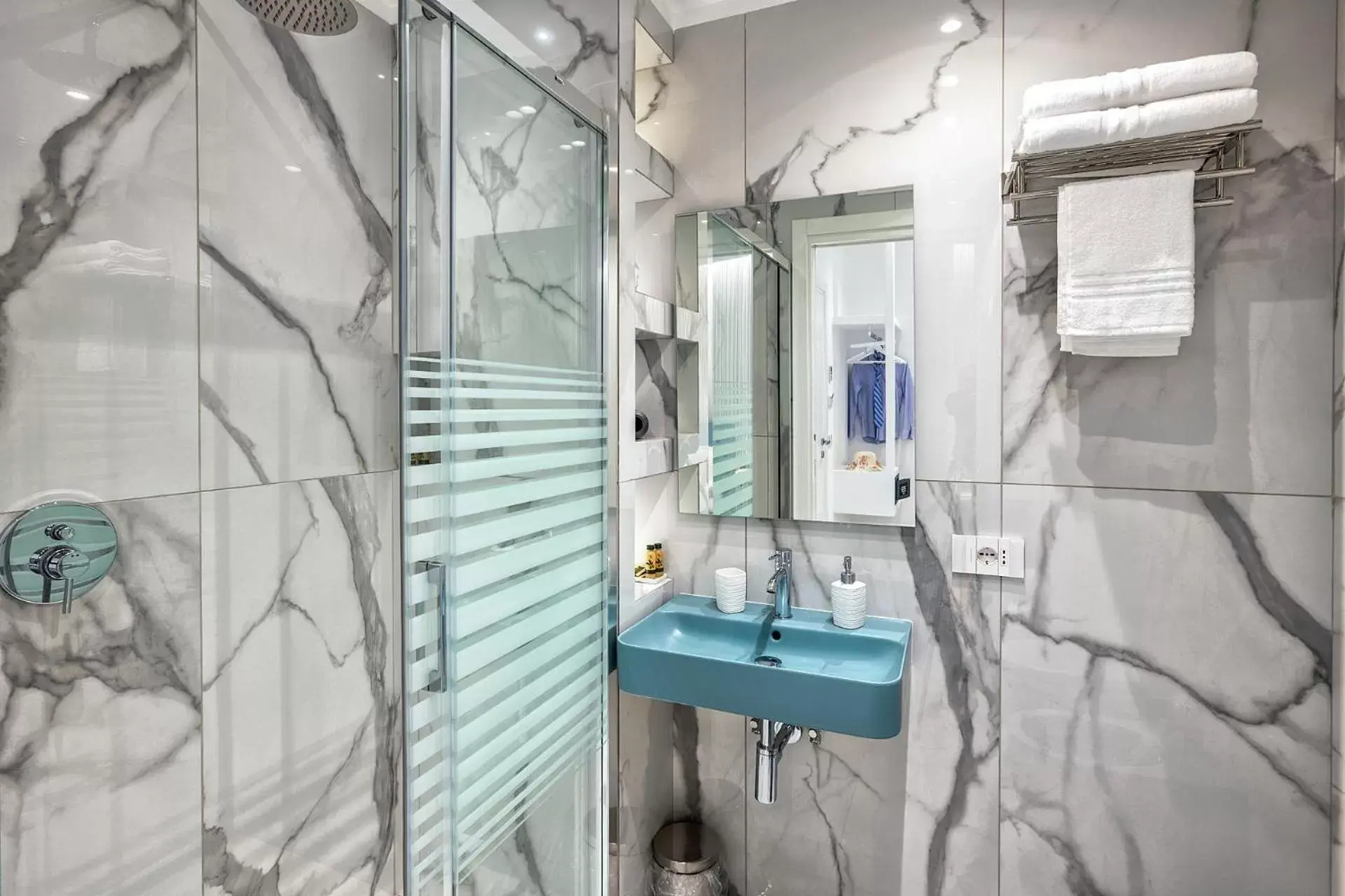 Shower, Bathroom in Maison Marienne - Deluxe B&B