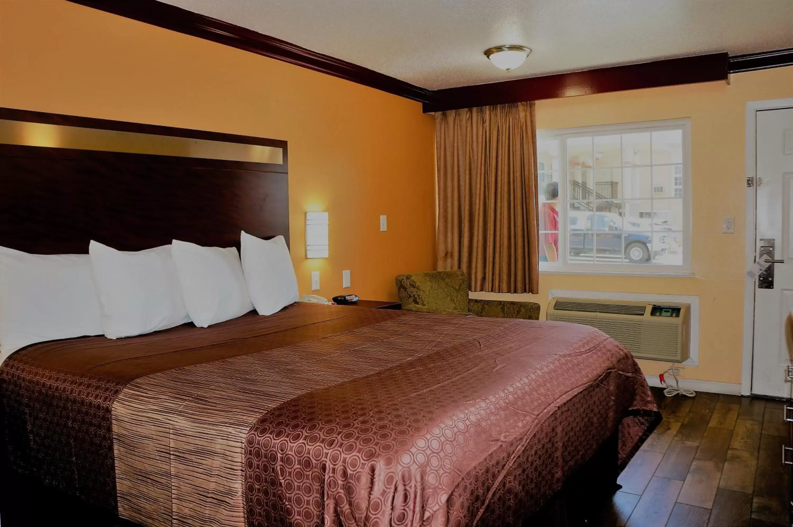 Photo of the whole room, Bed in Americas Deluxe Inn- Marysville
