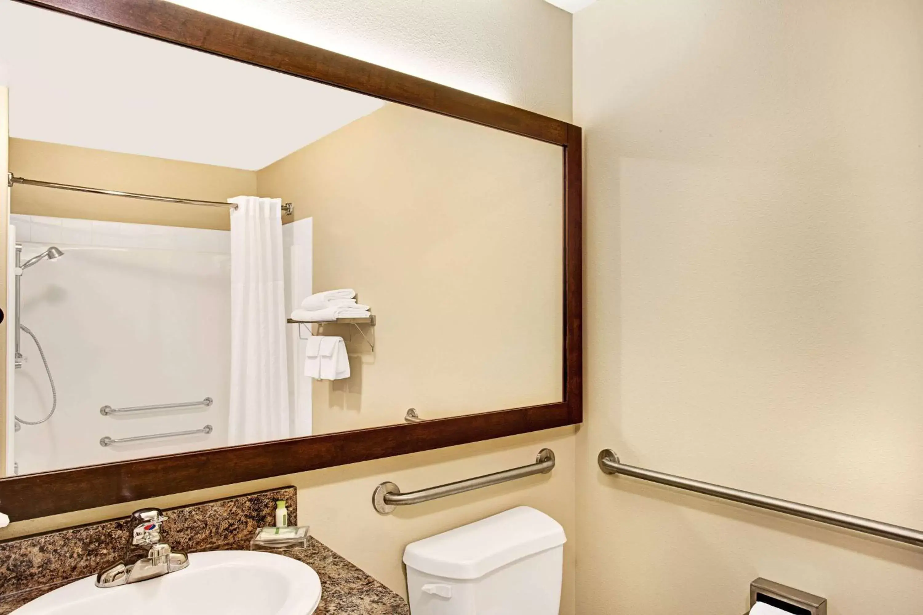 Bathroom in Super 8 by Wyndham Lachenaie/Terrebonne