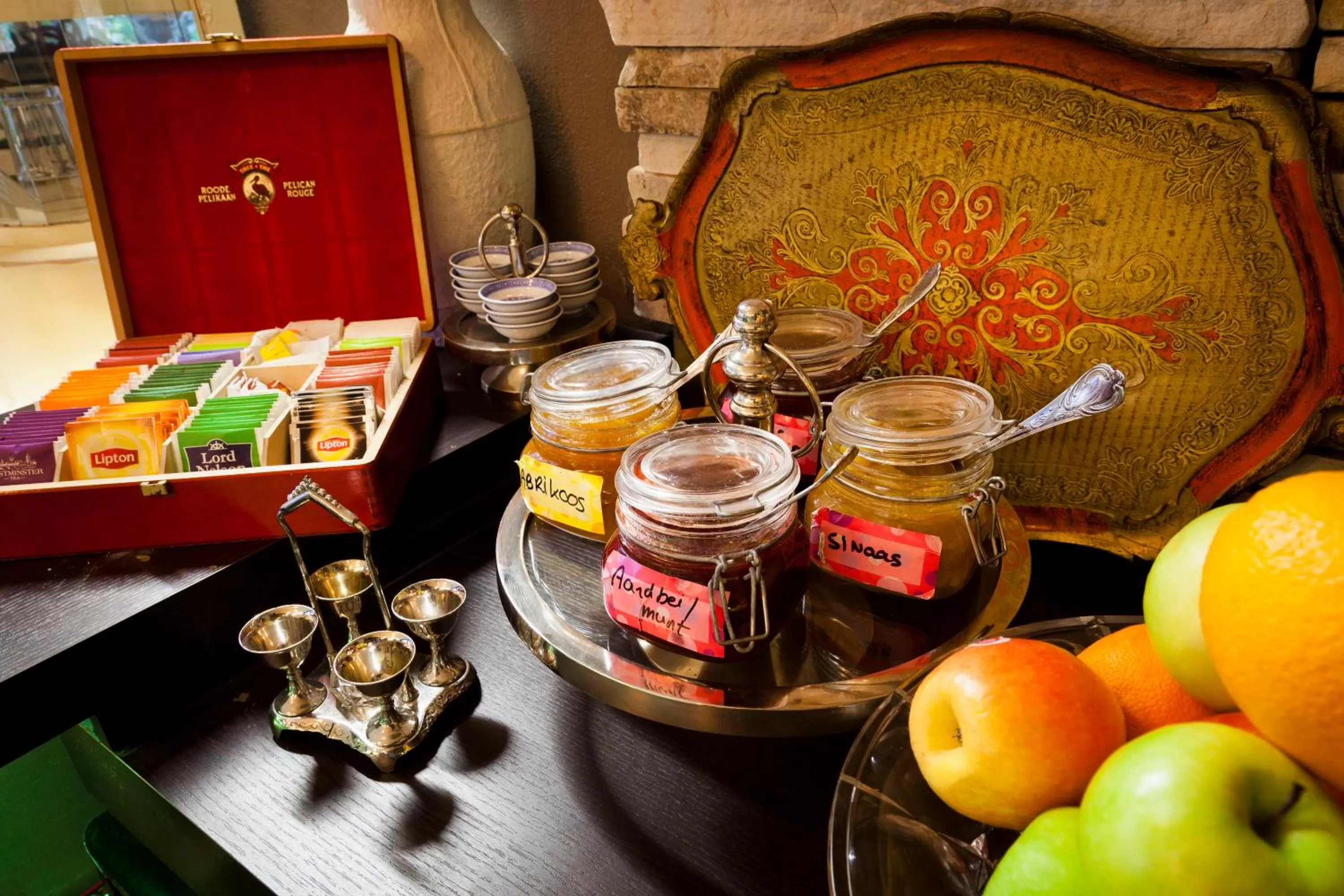 Food in Hotel Diamonds and Pearls