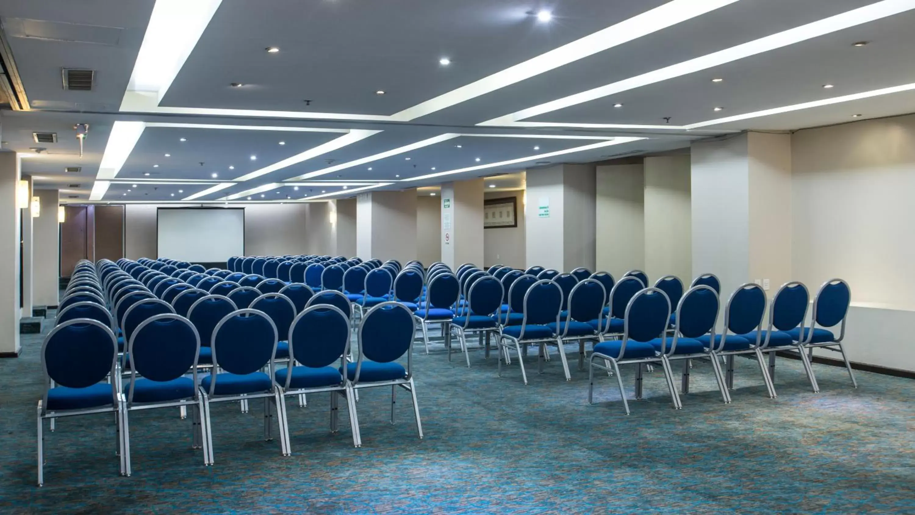 Meeting/conference room in Holiday Inn & Suites Mexico Zona Reforma, an IHG Hotel